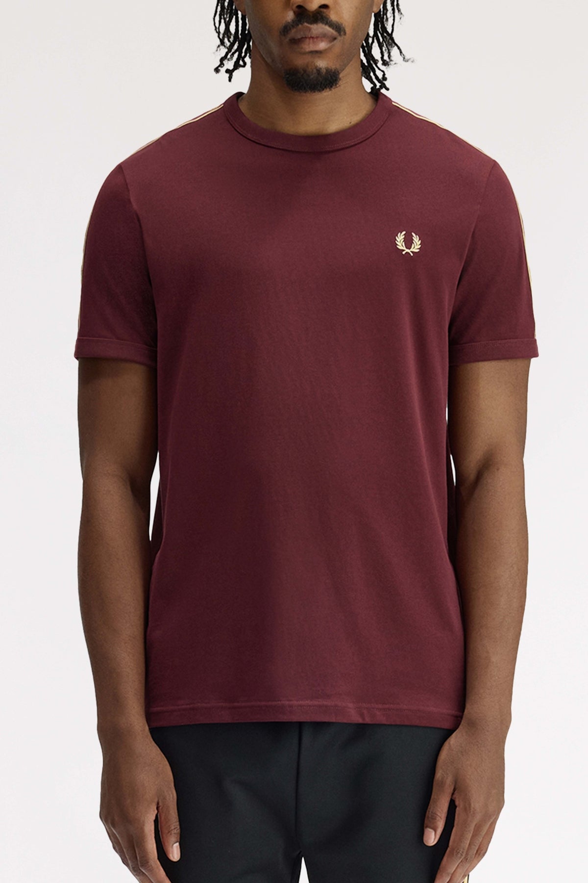 FRED PERRY CONTRAST TAPE RINGER M4613FP en color BURDEOS (1)