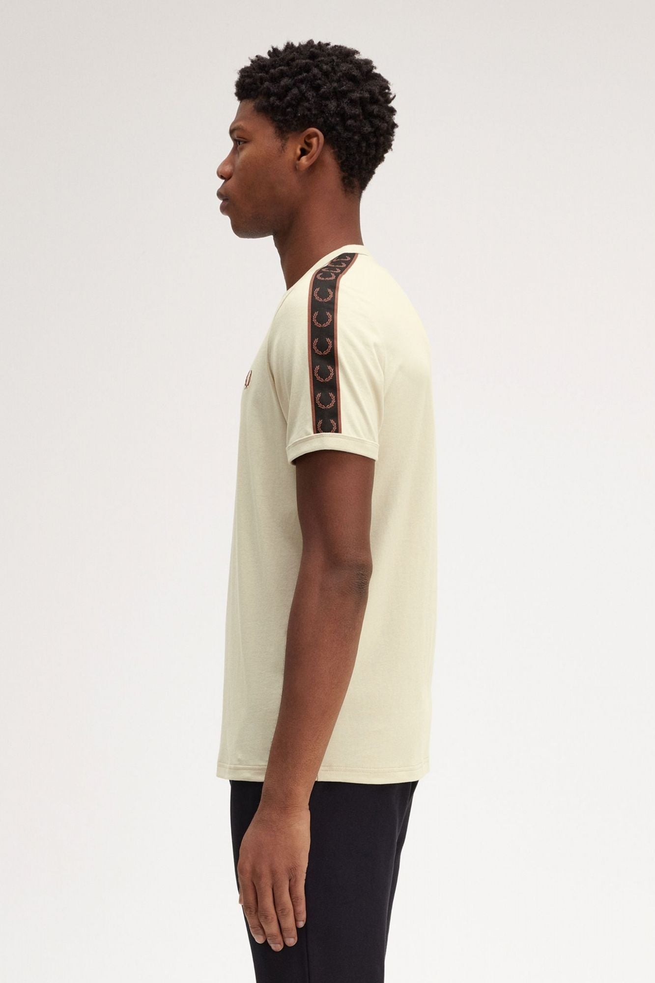FRED PERRY CONTRAST TAPE RINGER T-SHIR en color BEIS (3)