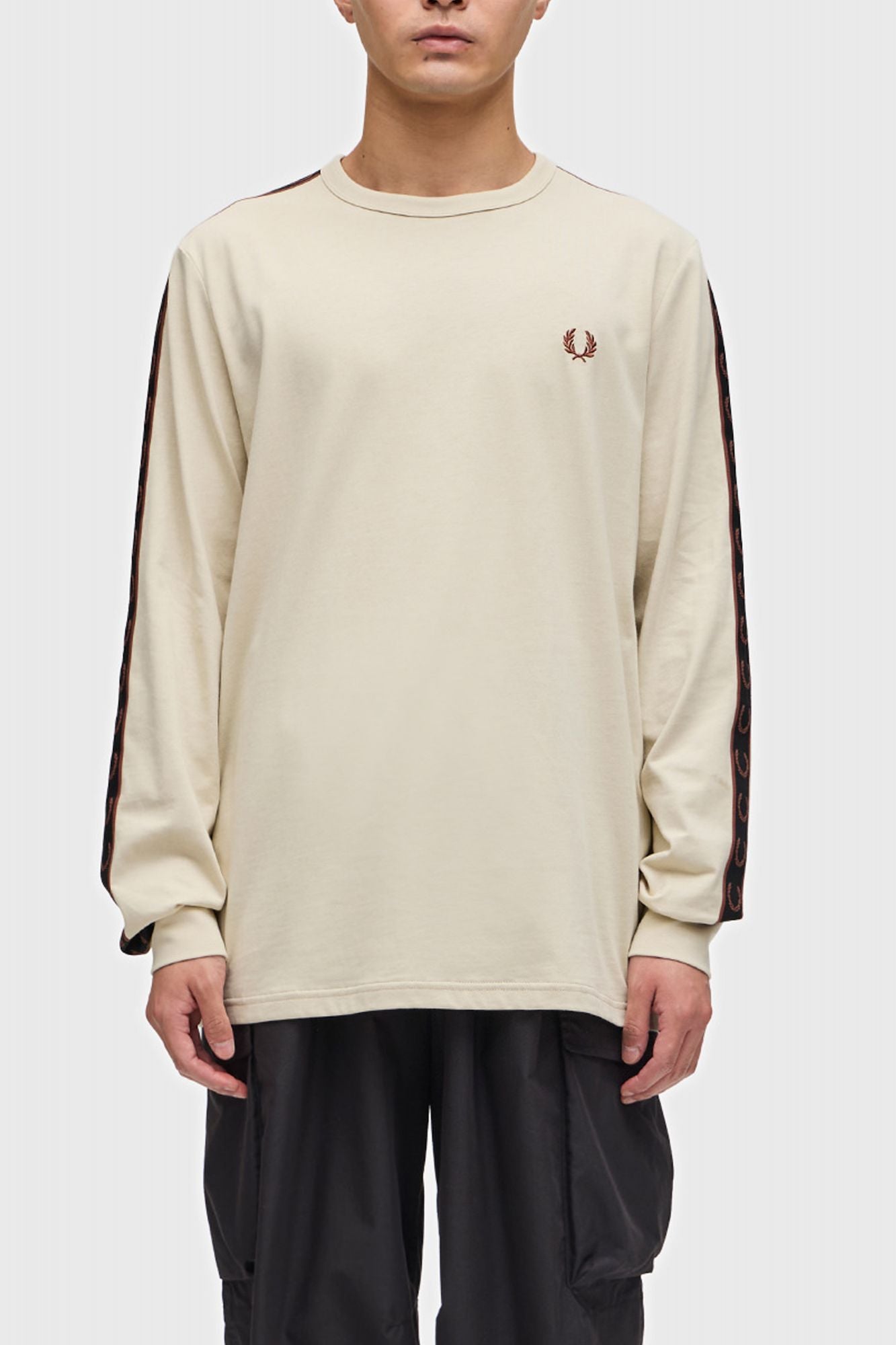 FRED PERRY TAPED LONG SLEEVE TEE en color BEIS (1)