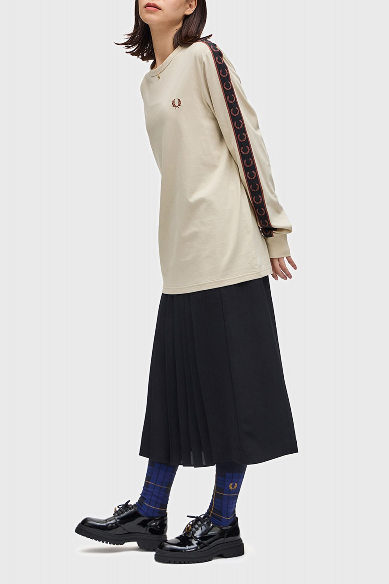 FRED PERRY TAPED LONG SLEEVE TEE en color BEIS (4)