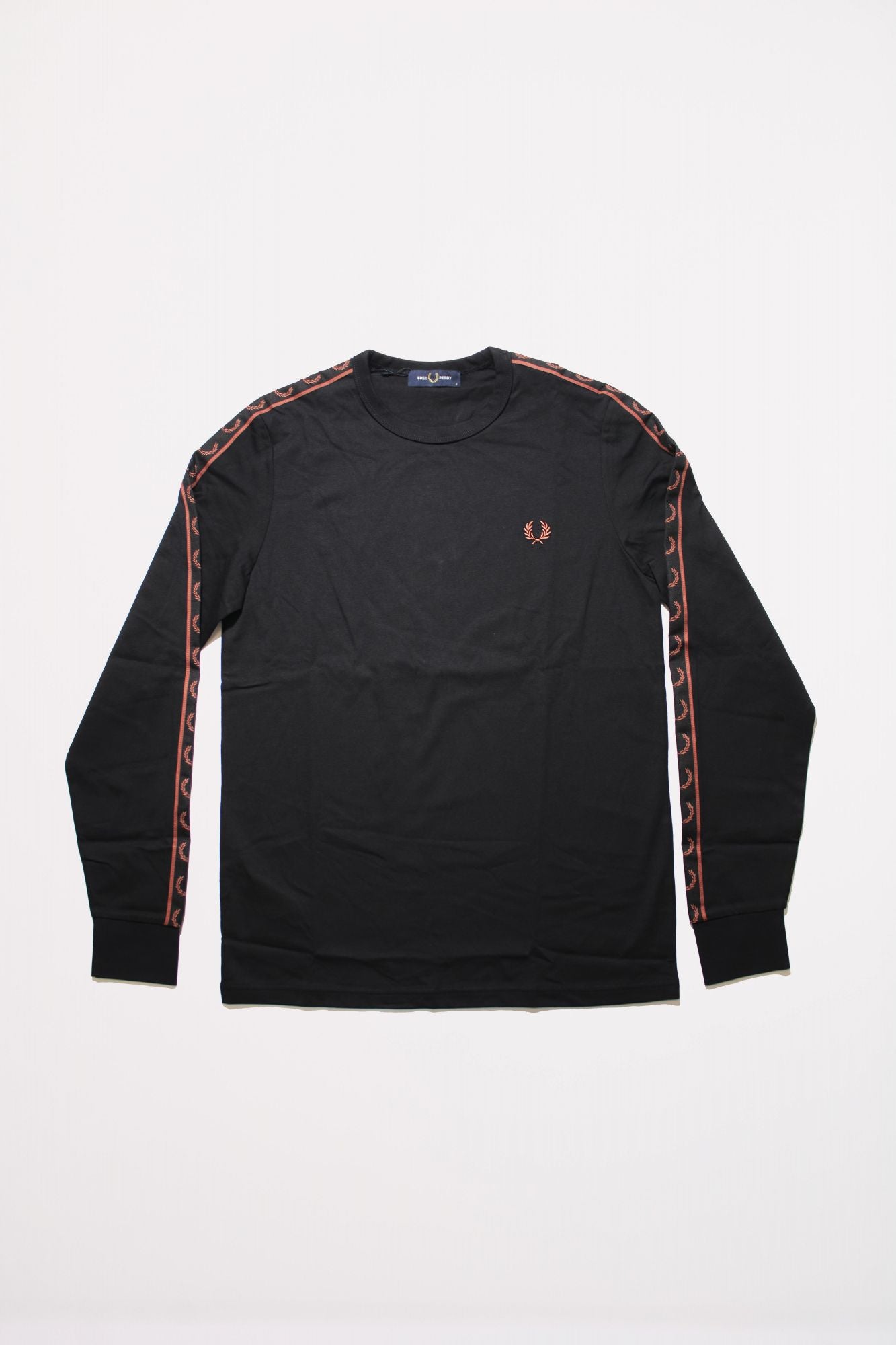 FRED PERRY TAPED LONG SLEEVE TEE en color NEGRO (1)