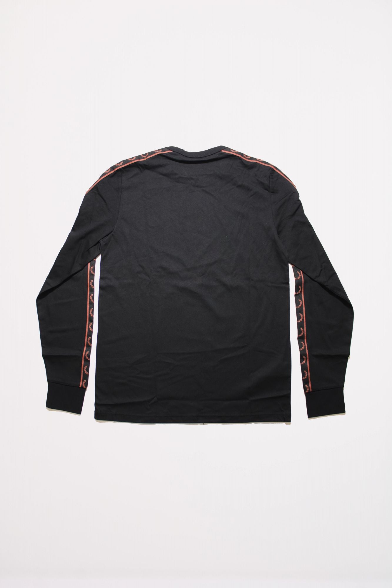 FRED PERRY TAPED LONG SLEEVE TEE en color NEGRO (2)
