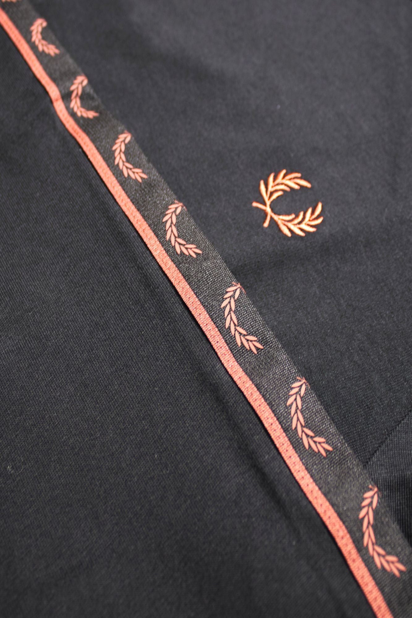 FRED PERRY TAPED LONG SLEEVE TEE en color NEGRO (3)