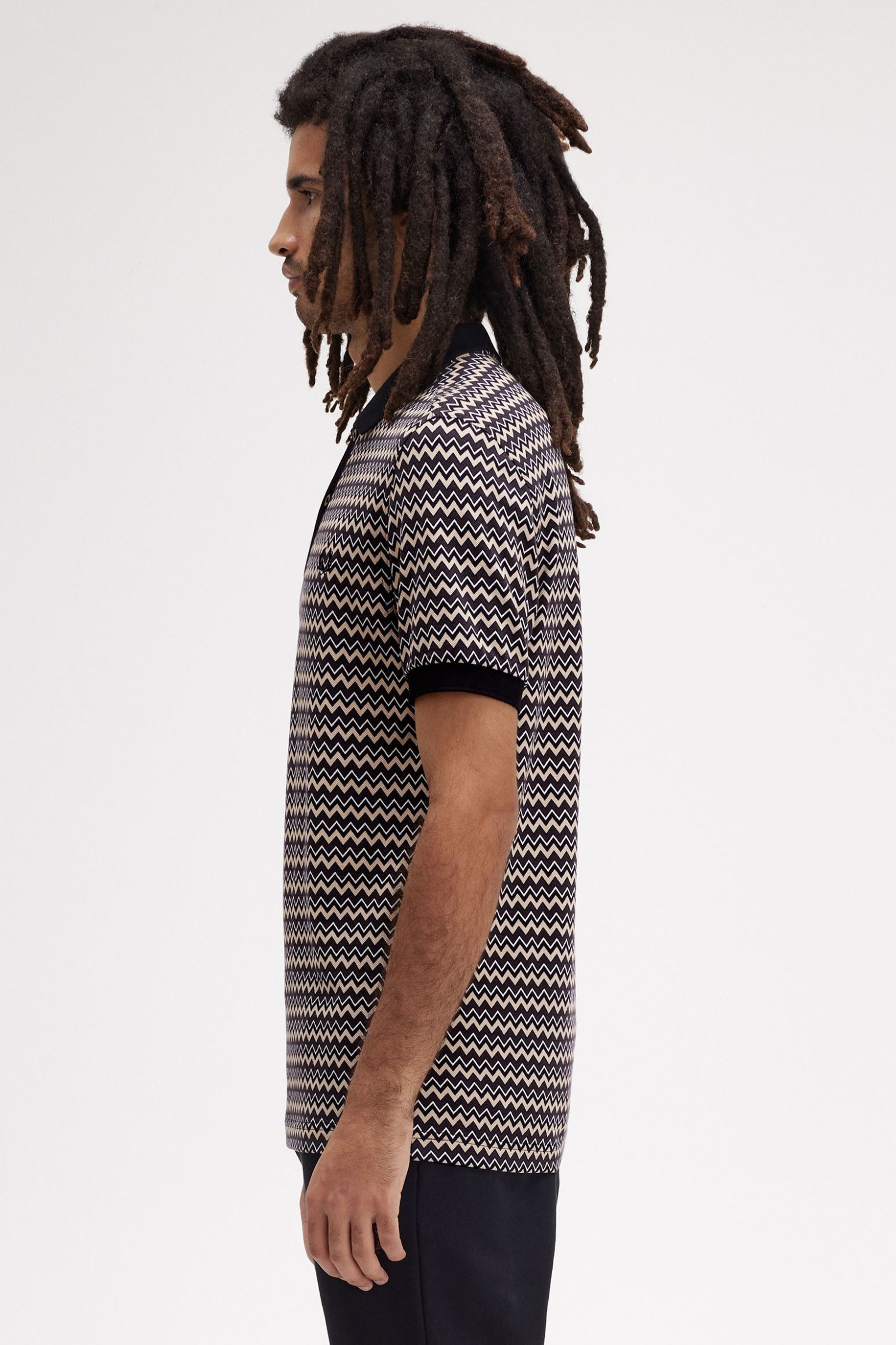 FRED PERRY ZIGZAG PRINT POLO SHIRT en color GRIS (3)