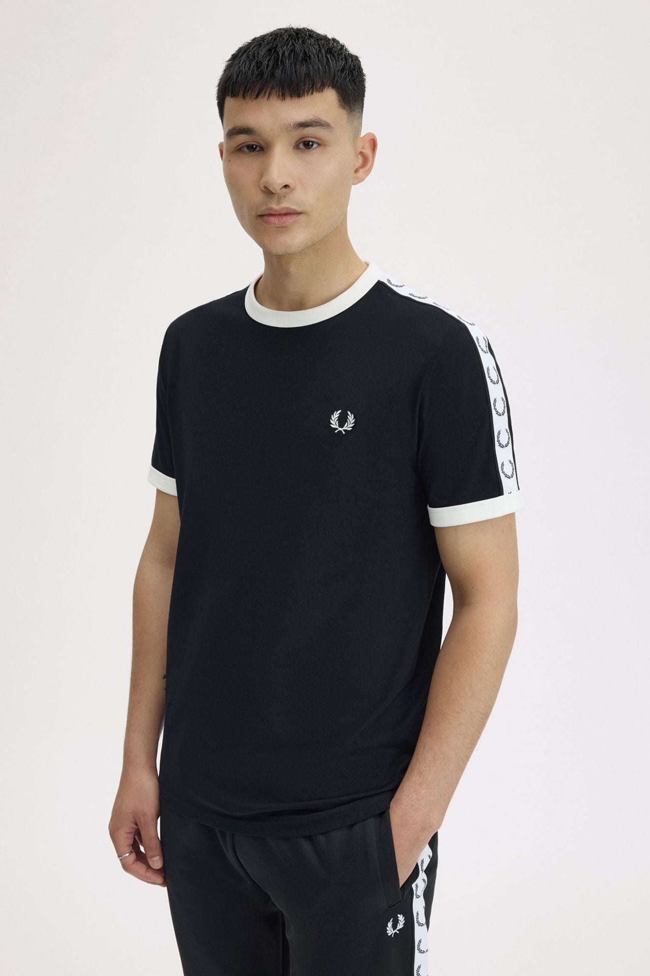 FRED PERRY  TAPED RINGER T-SHIRT en color NEGRO (4)