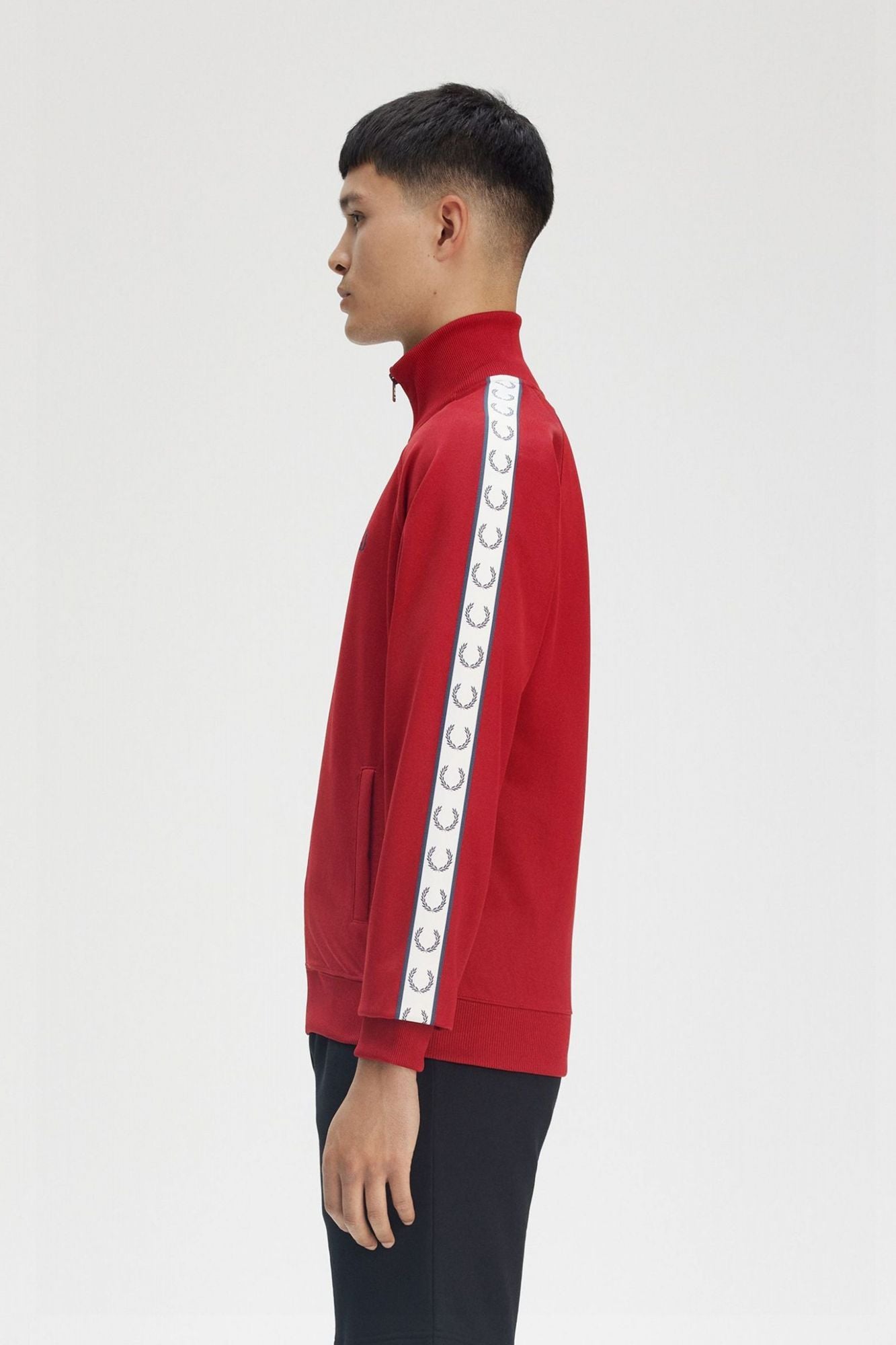 FRED PERRY TAPED TRACK JACKET en color ROJO (4)