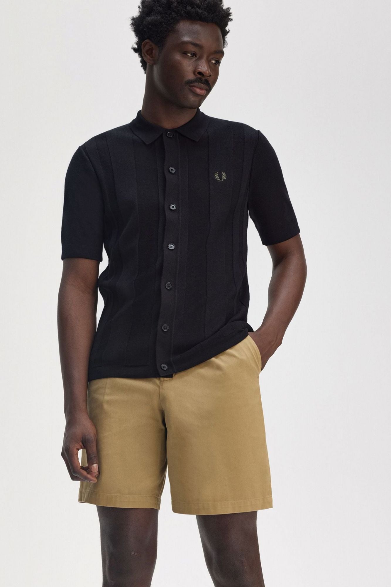 FRED PERRY BUTTON THROUGH SS SHIRT en color NEGRO (4)