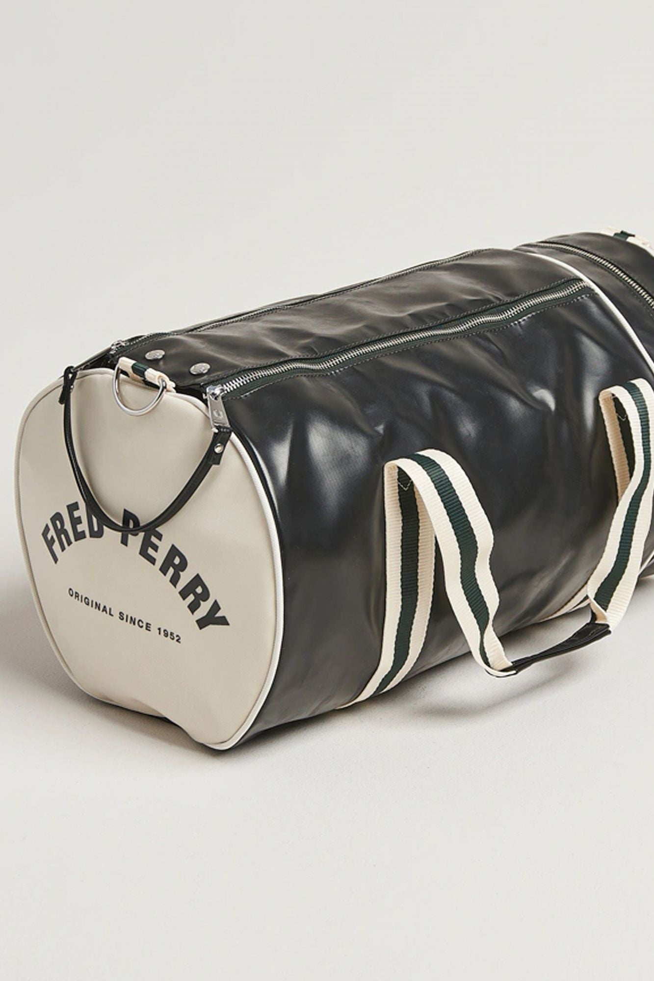 FRED PERRY CLASSIC BARREL BAG en color AZUL (2)