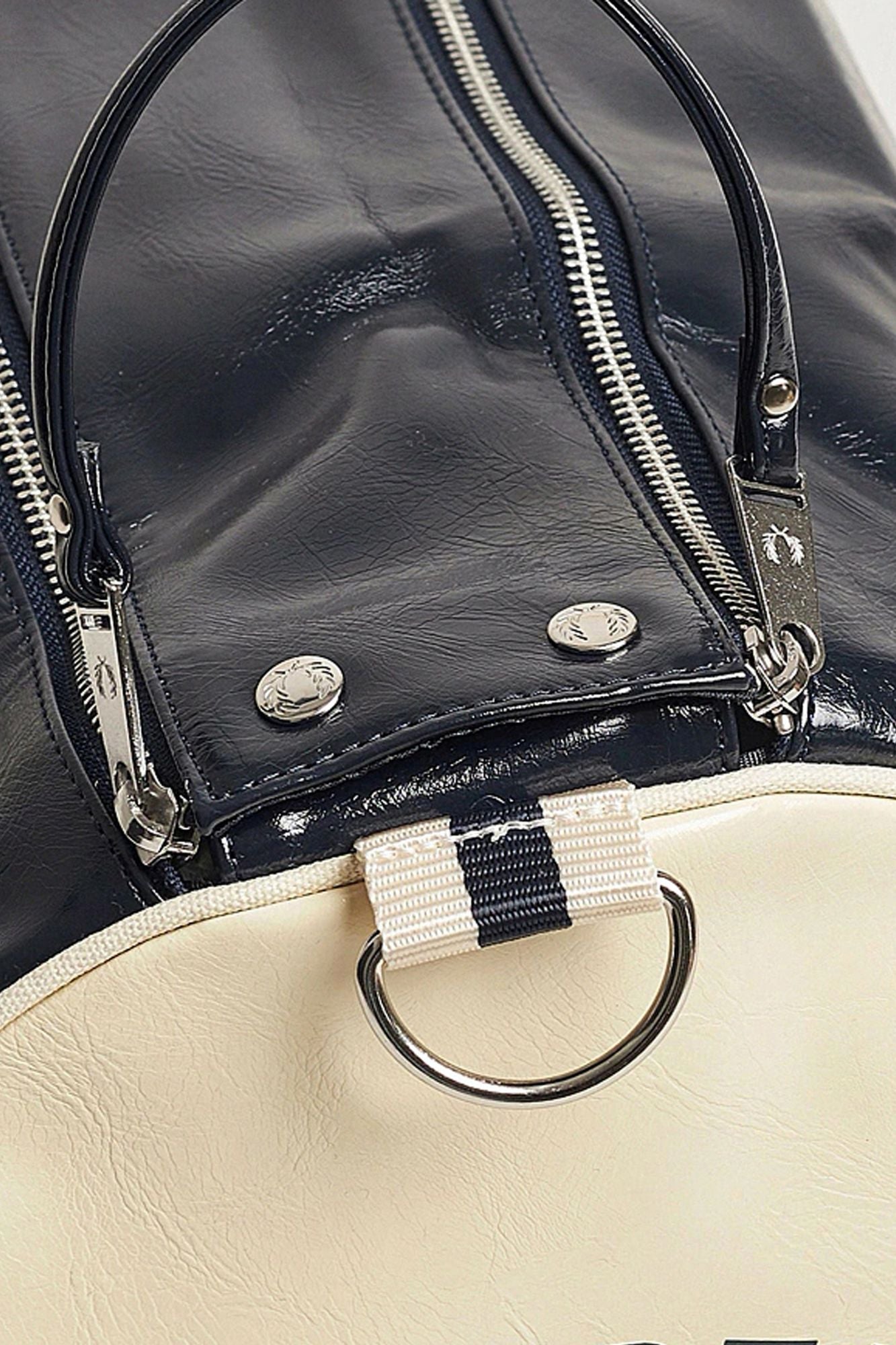 FRED PERRY CLASSIC BARREL BAG en color AZUL (3)