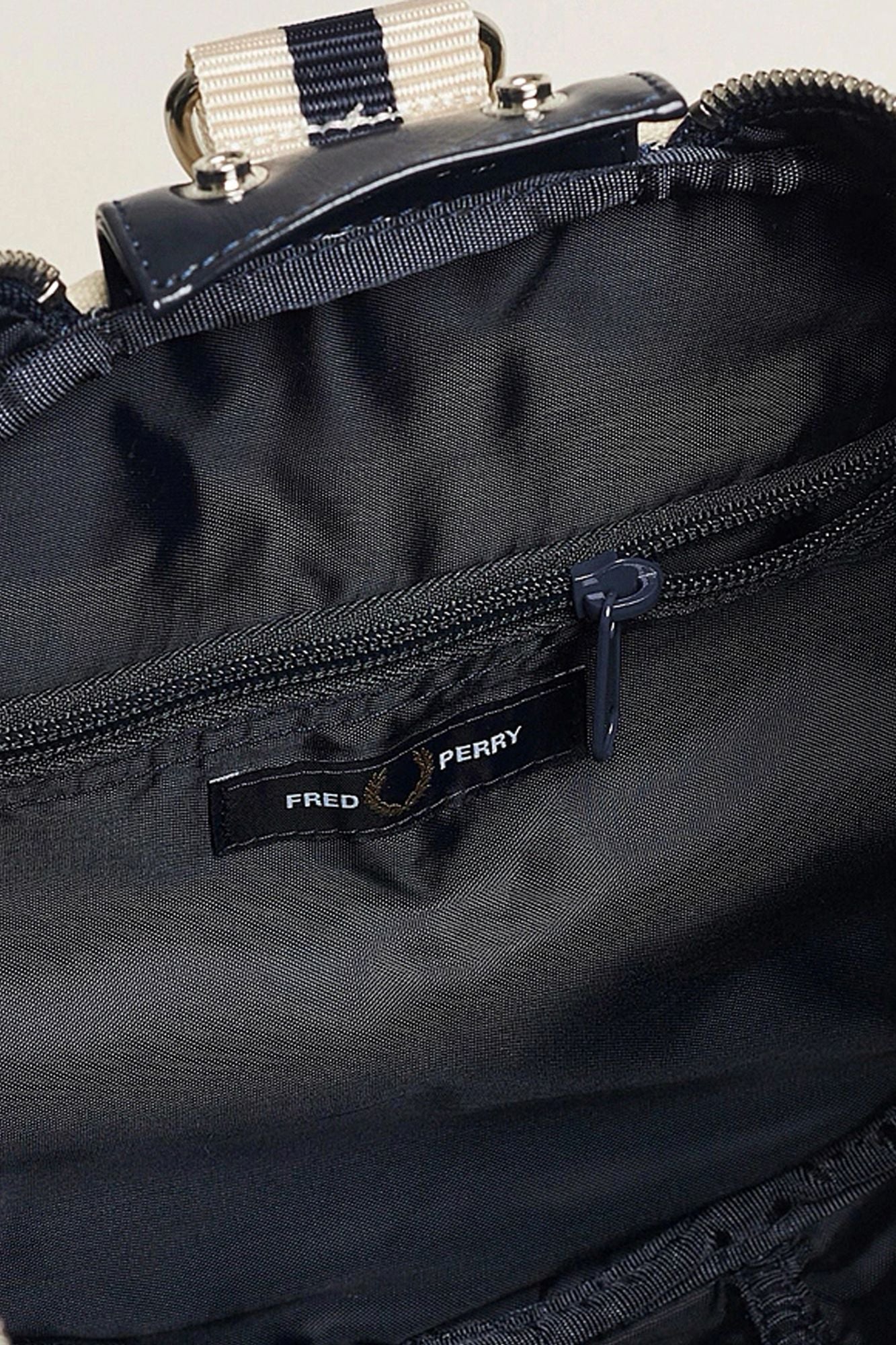 FRED PERRY CLASSIC BARREL BAG en color AZUL (4)