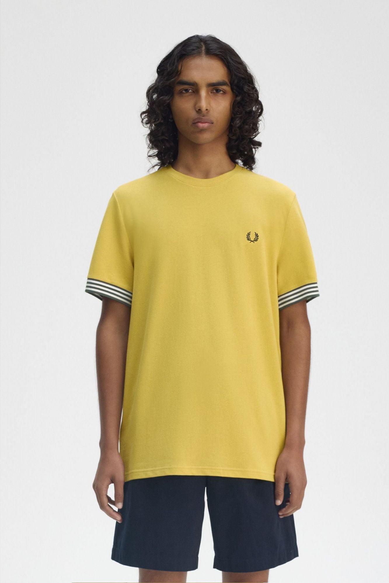 FRED PERRY STRIPED CUFF T-SHIRT en color AMARILLO (1)