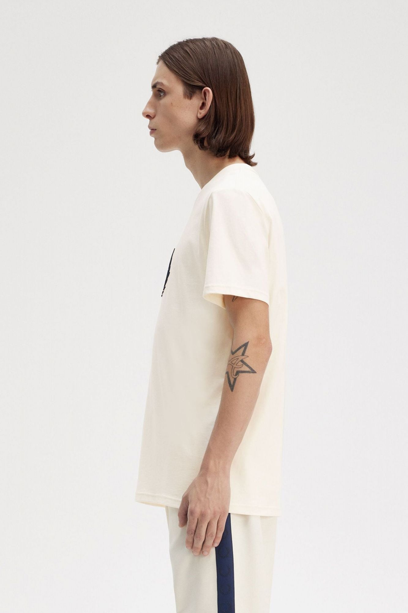 FRED PERRY TEXTURED LAUREL WREATH T-SH en color BEIS (2)
