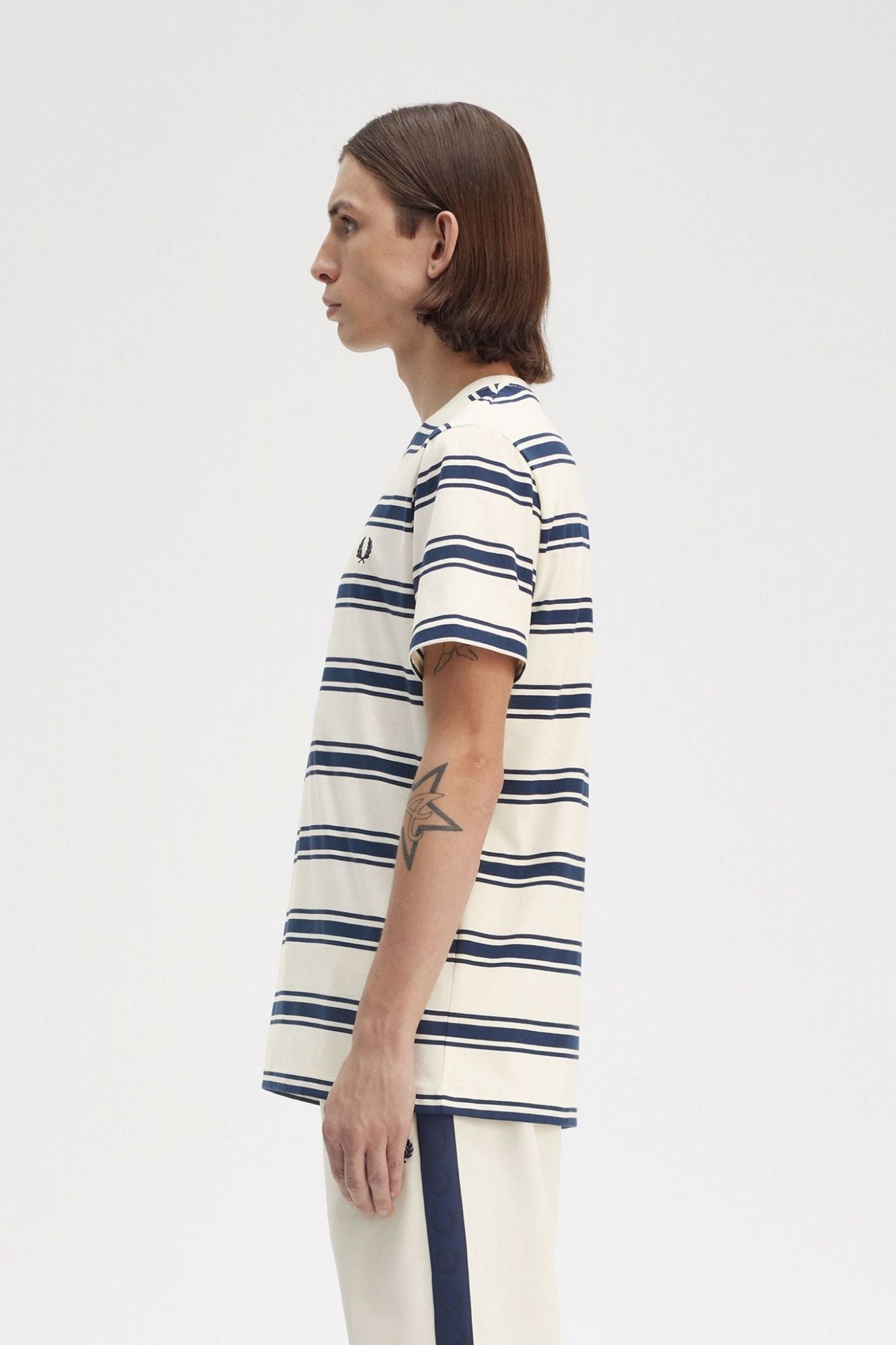 FRED PERRY FINE STRIPE T-SHIRT en color BLANCO (4)