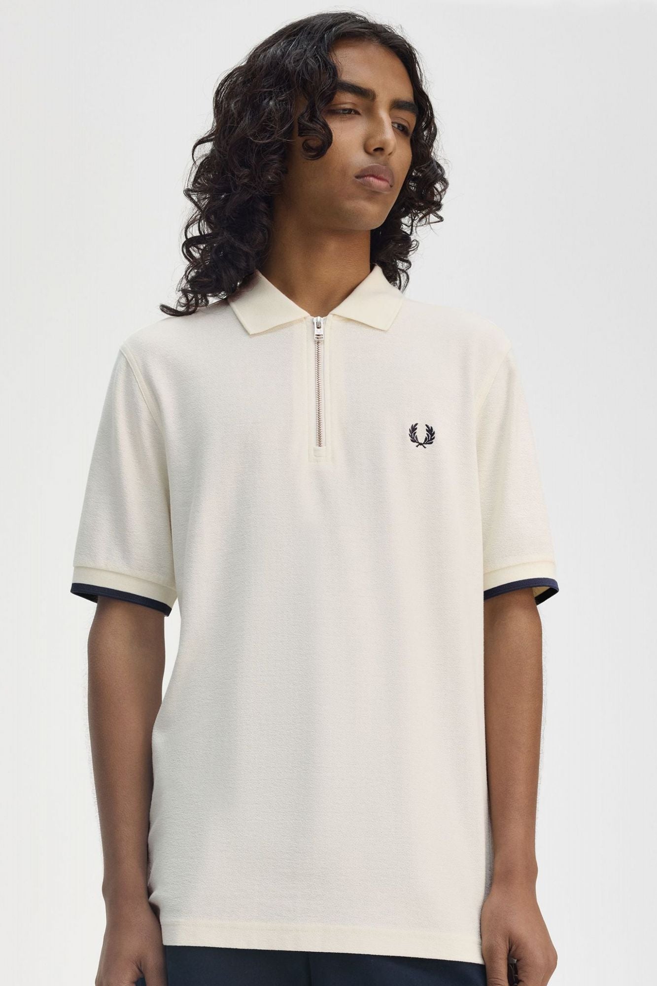 FRED PERRY CREPE PIQUE ZIP NECK en color BEIS (3)