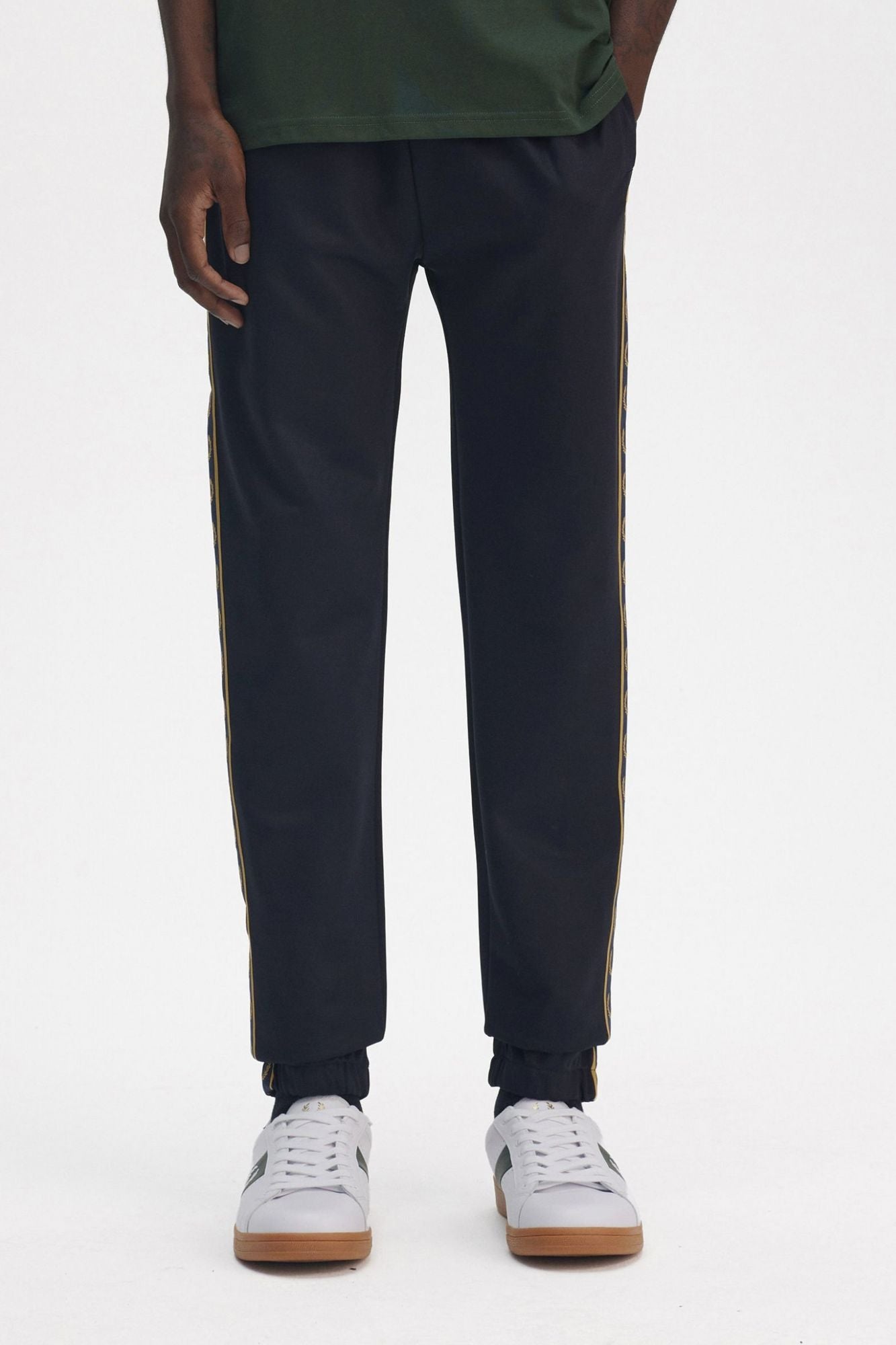 FRED PERRY CONTRAST TAPED TRACK PANT en color AZUL (1)
