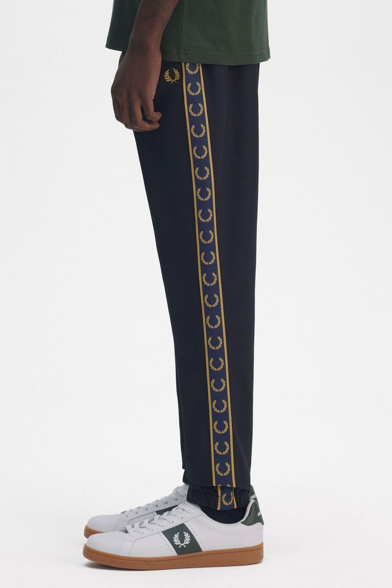 FRED PERRY CONTRAST TAPED TRACK PANT en color AZUL (3)