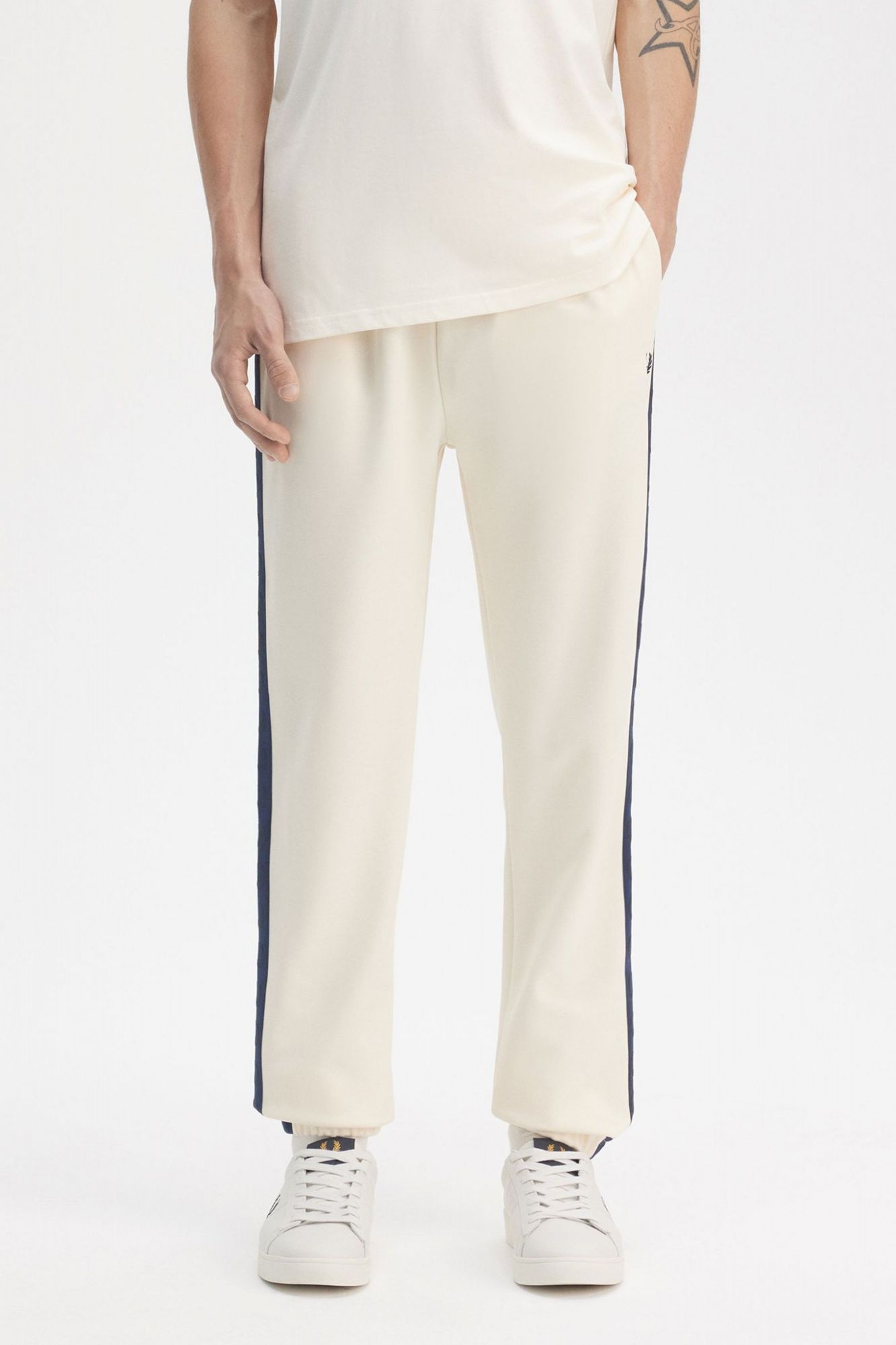 FRED PERRY CONTRAST TAPED TRACK PANT en color BEIS (1)