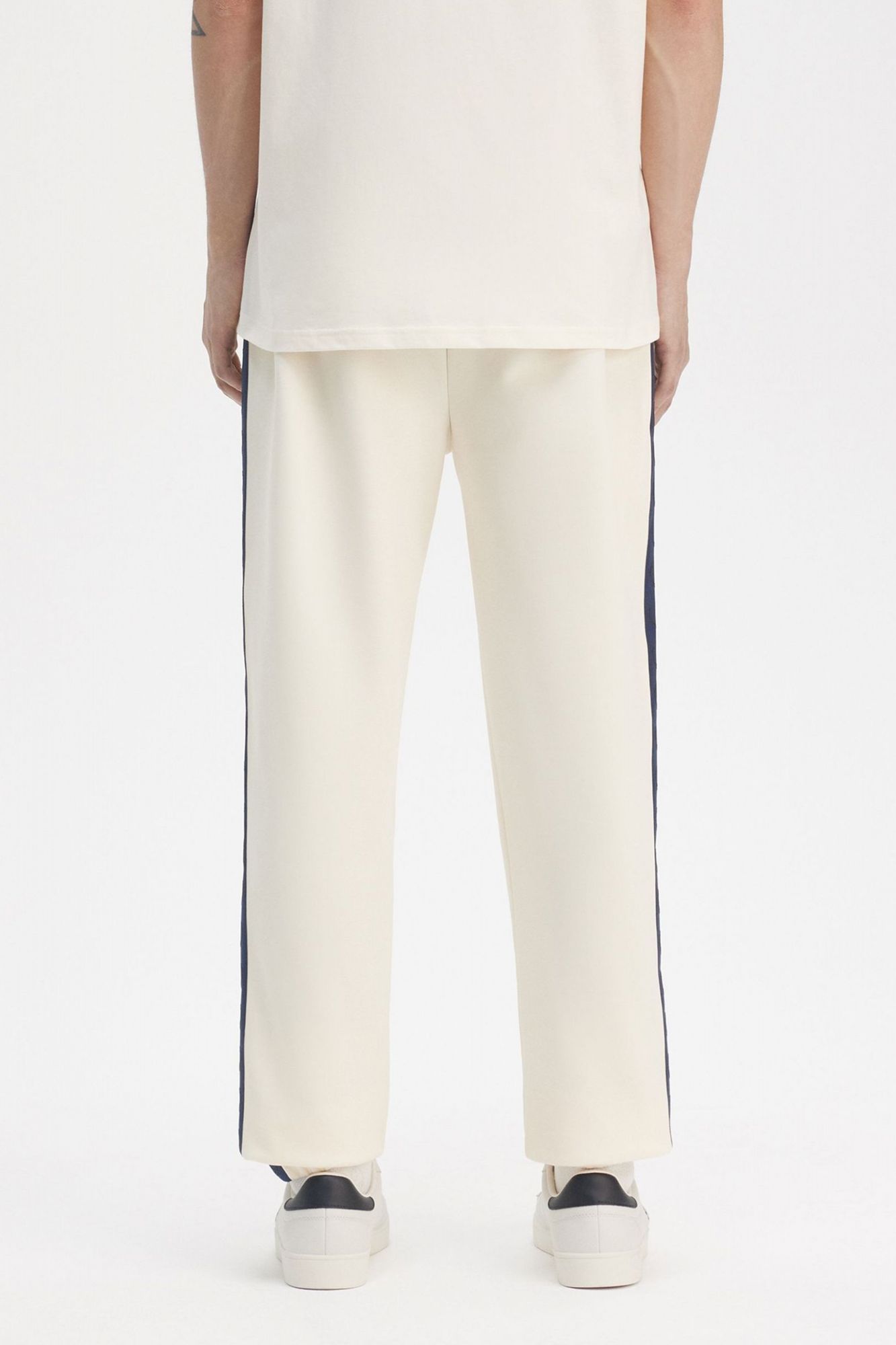 FRED PERRY CONTRAST TAPED TRACK PANT en color BEIS (4)