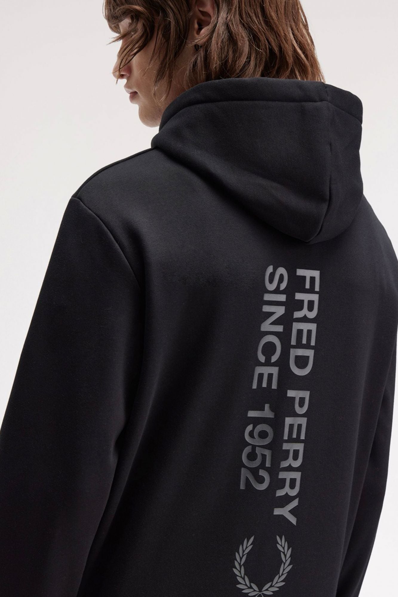FRED PERRY BRANDING HOODED SWEATS en color NEGRO (3)