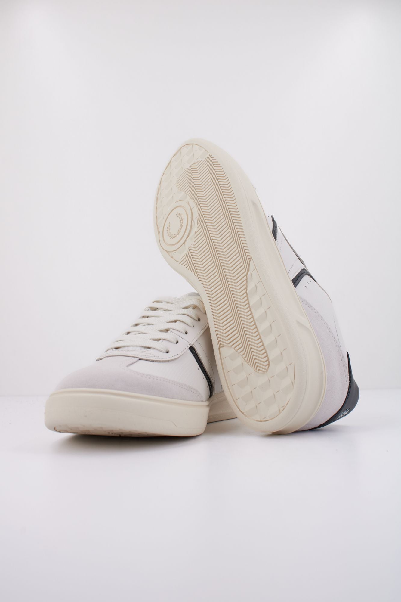 FRED PERRY B4 EMBOSSED LEATHER en color BLANCO (5)