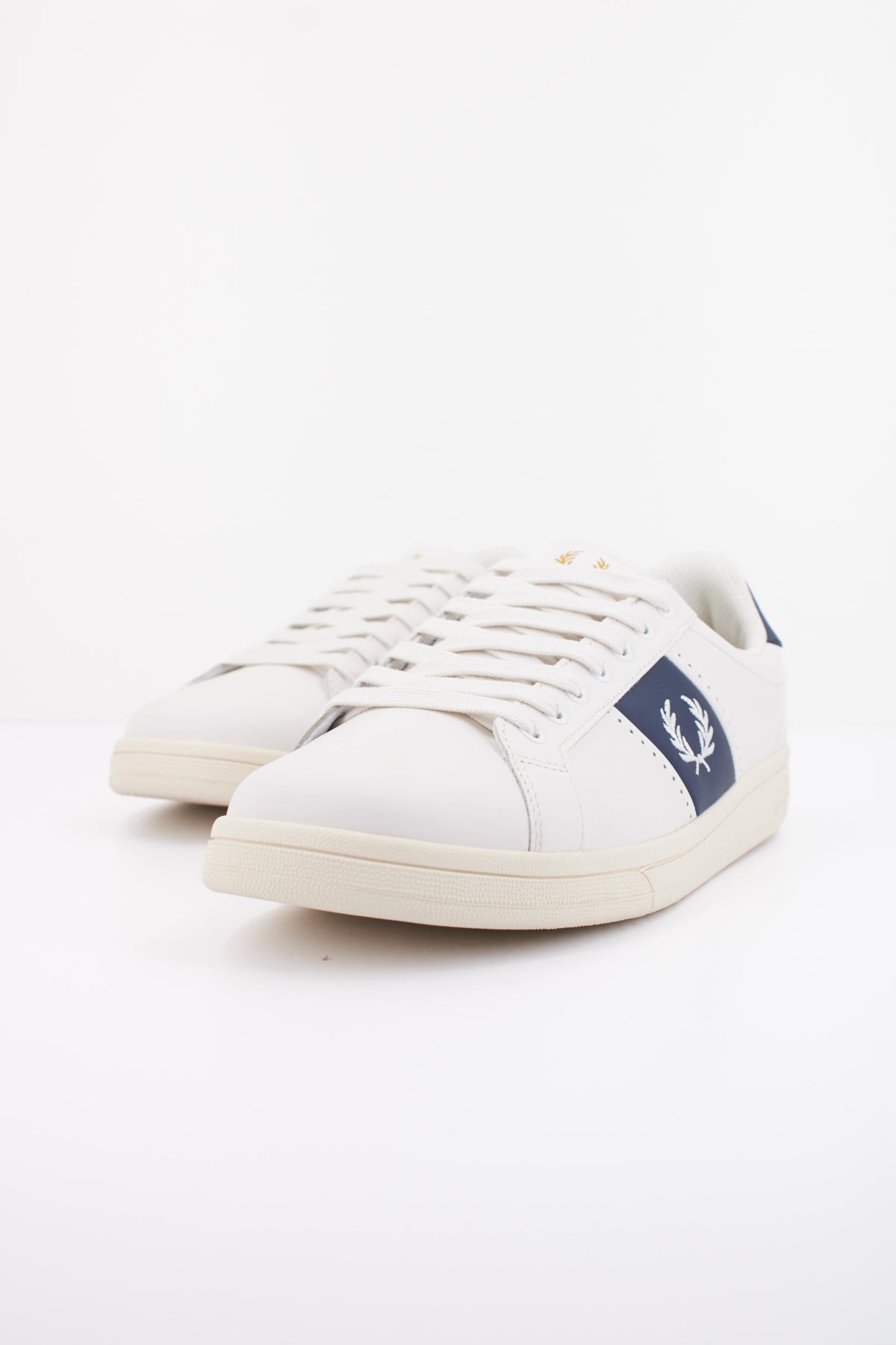 FRED PERRY B721 LEATHER en color BLANCO (2)