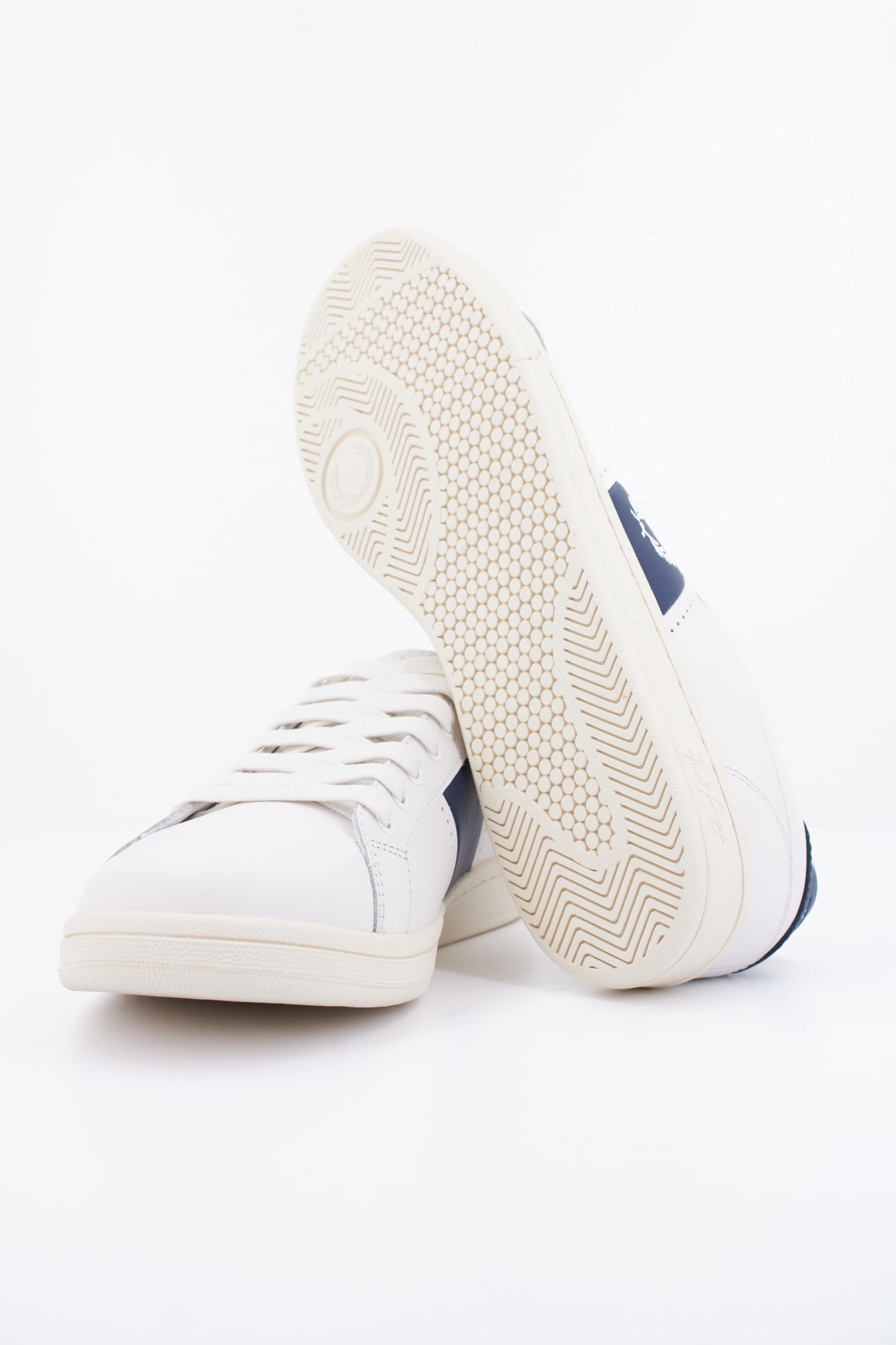 FRED PERRY B721 LEATHER en color BLANCO (5)