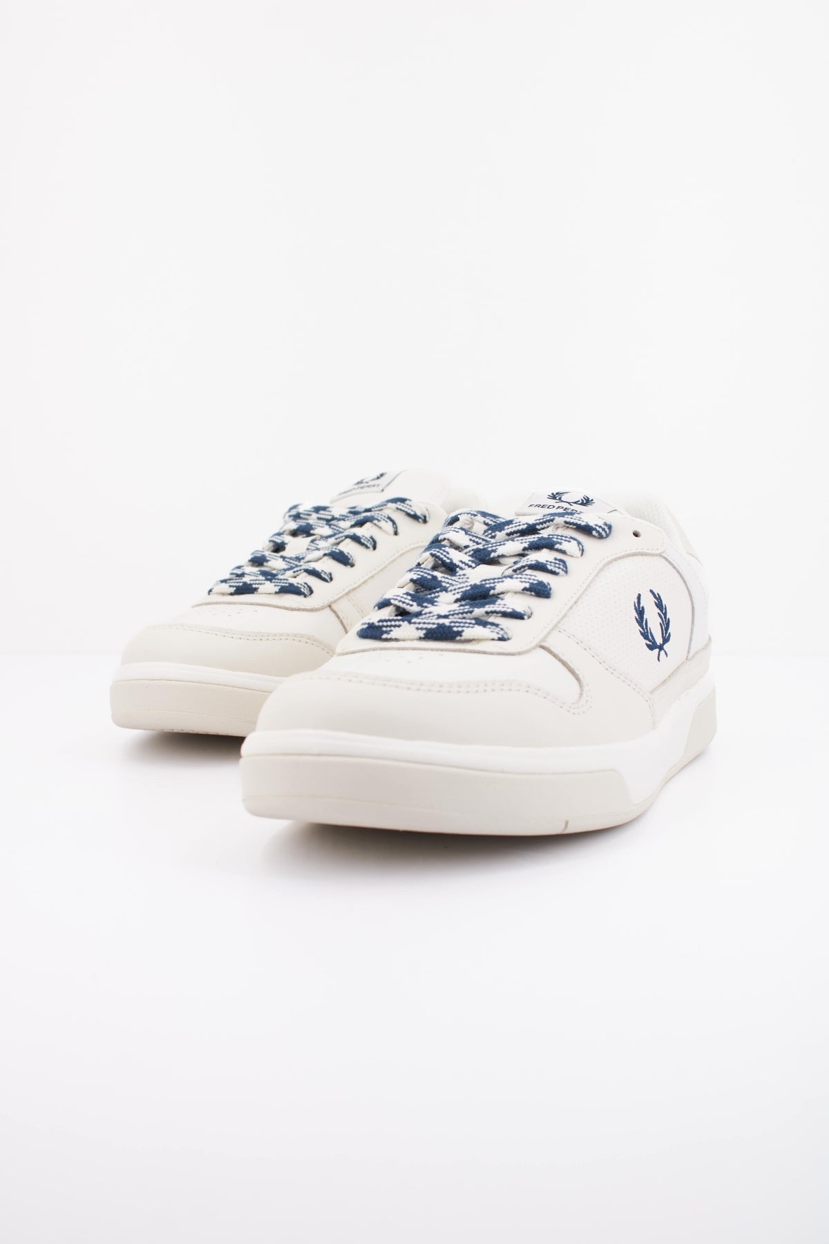 FRED PERRY  PERF LEATHER  en color BLANCO (2)