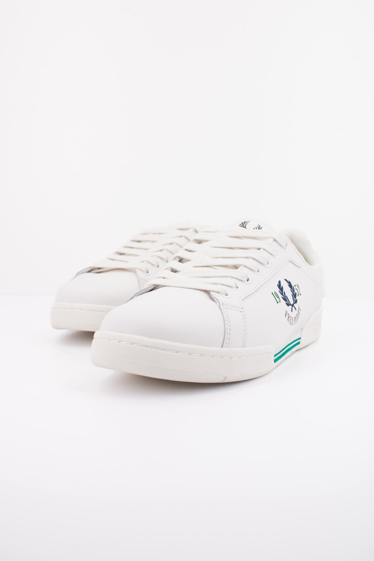 FRED PERRY B722 LEATHER en color BLANCO (2)