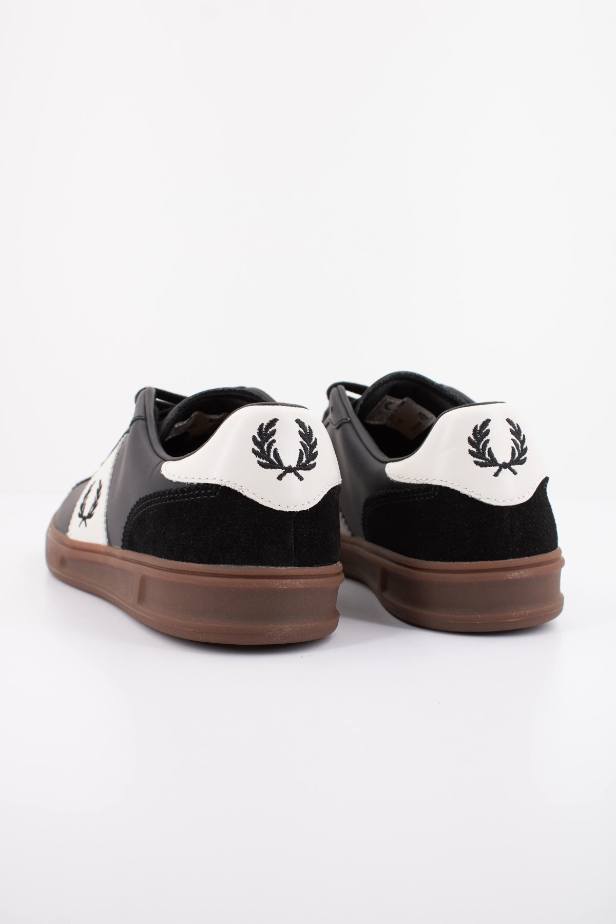 FRED PERRY B4 LEATHER SUEDE en color NEGRO (4)