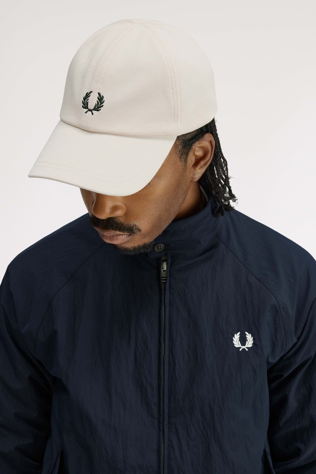 FRED PERRY PIQUE CLASSIC CAP HW2295FP en color BLANCO (1)