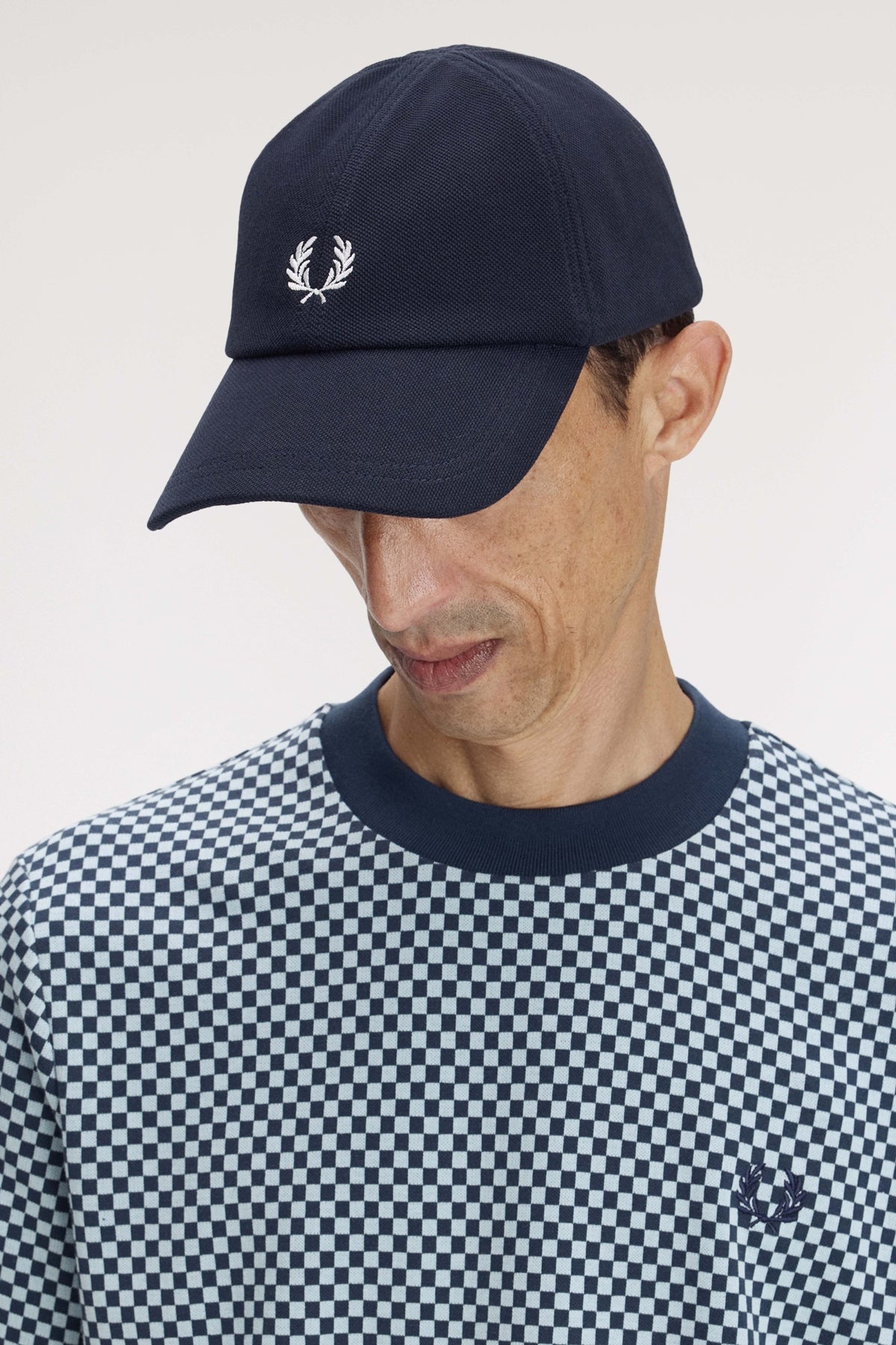 FRED PERRY PIQUE CLASSIC CAP HW2295FP en color AZUL (1)