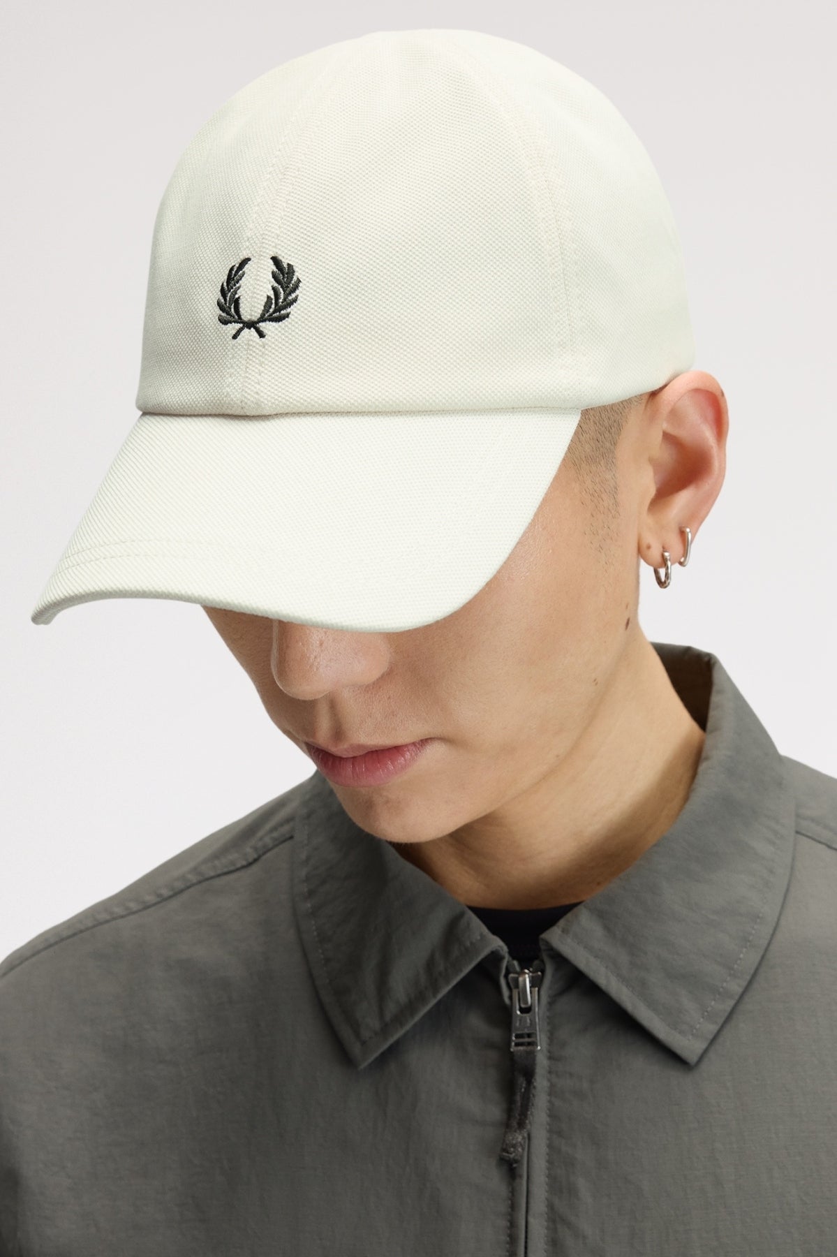 FRED PERRY PIQUE CLASSIC CAP HW2295FP en color BLANCO (1)