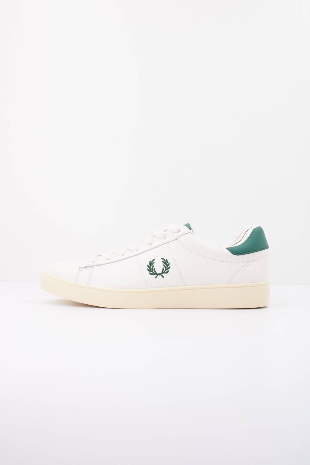 FRED PERRY SPENCER LEATHER en color BLANCO (1)