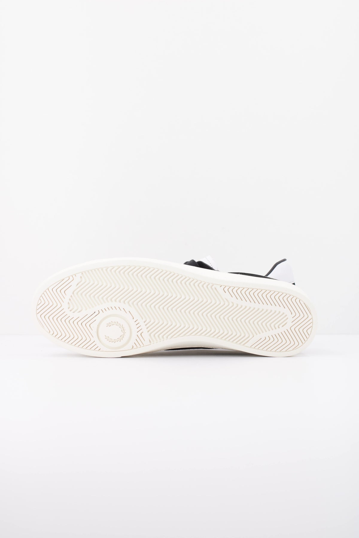 FRED PERRY B3408 ZAPATILLA SPENCER SUEDE en color NEGRO (5)