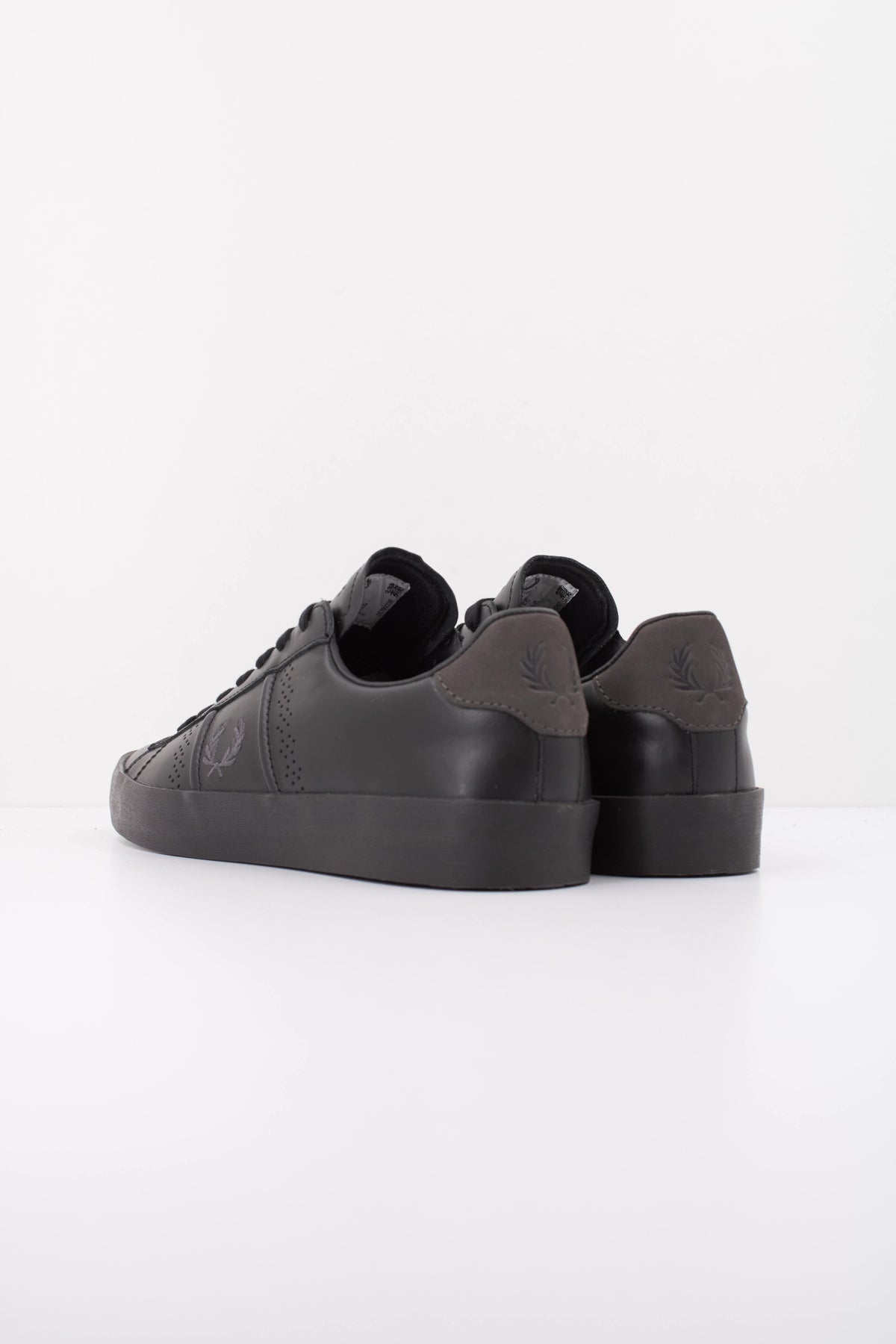 FRED PERRY B3432 en color NEGRO (4)