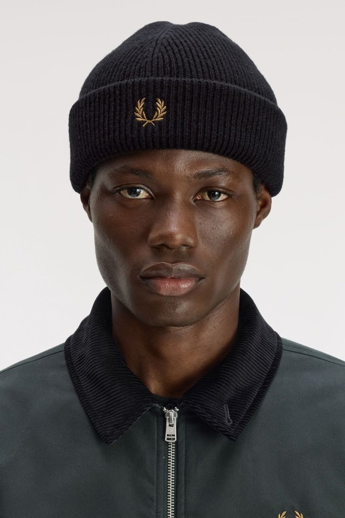 FRED PERRY CLASSIC WOOL BEANIE C3306FP en color NEGRO (4)