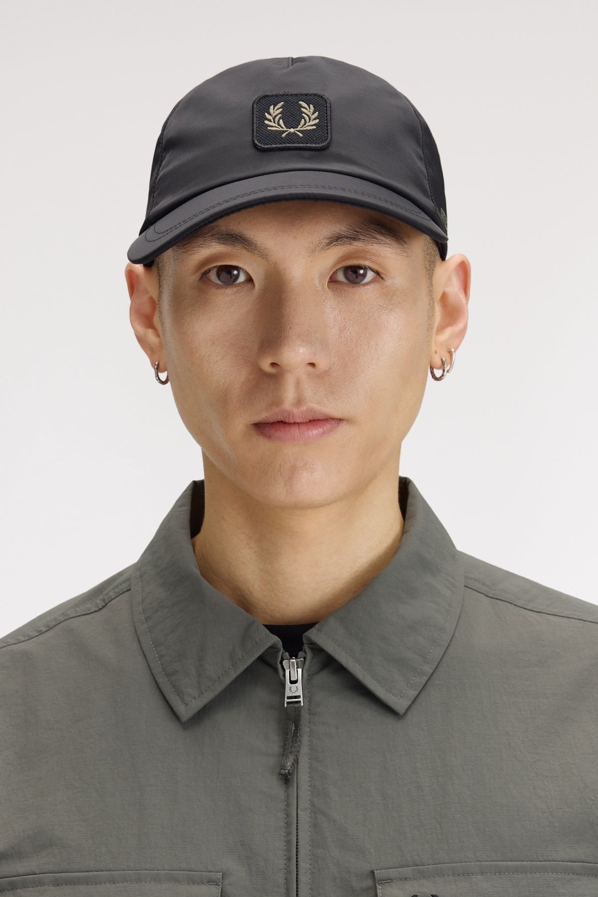 FRED PERRY CRINKLE NYLON CAP en color NEGRO (2)