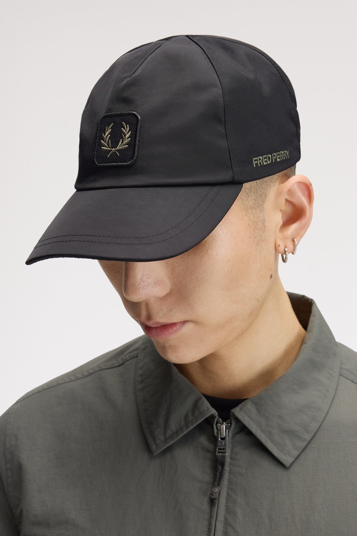 FRED PERRY CRINKLE NYLON CAP en color NEGRO (4)