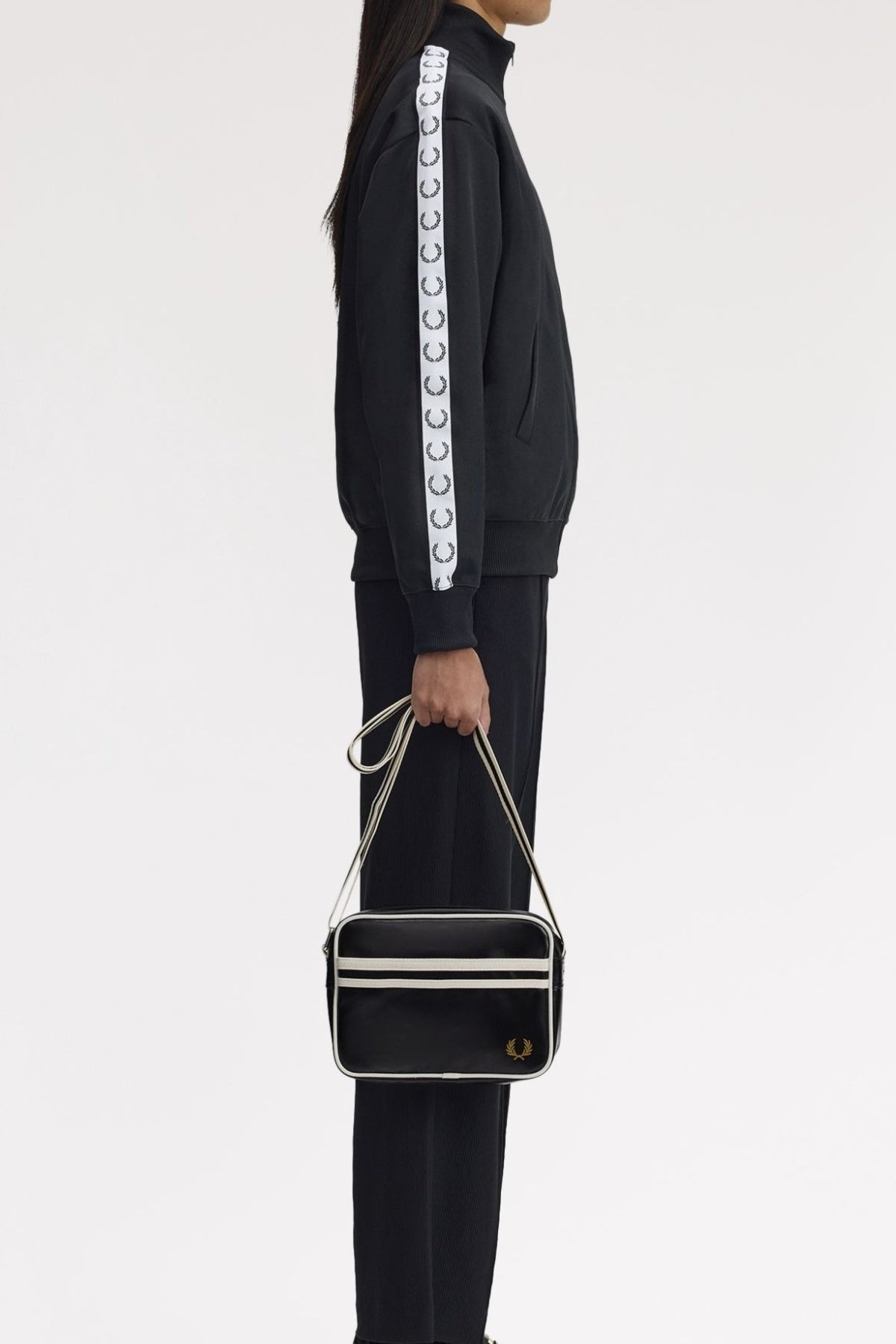 FRED PERRY CLASSIC MINI SHOUDLER BAG en color NEGRO (1)