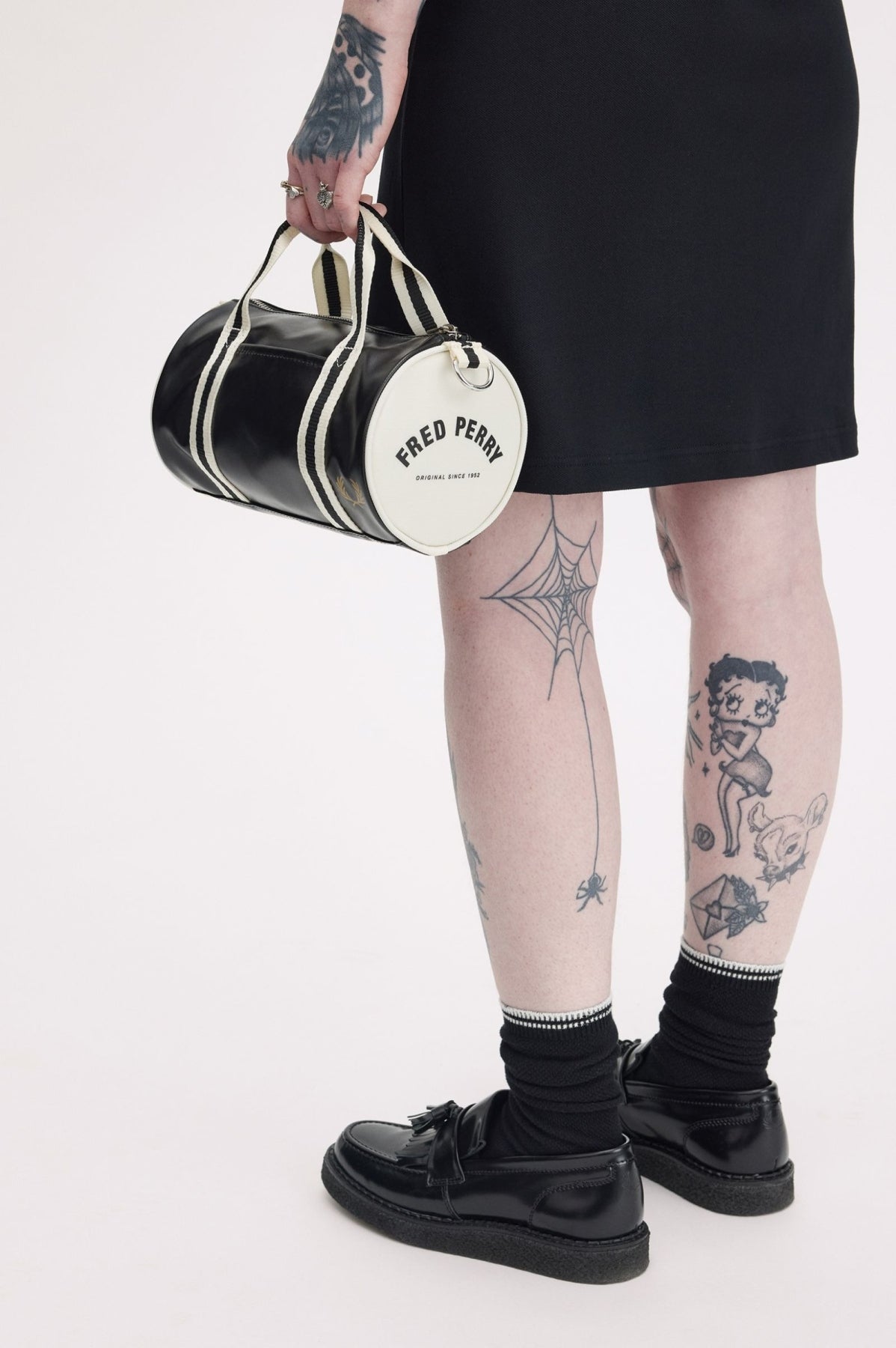 FRED PERRY CLASSIC MINI BARREL BAG L9256FP en color NEGRO (1)