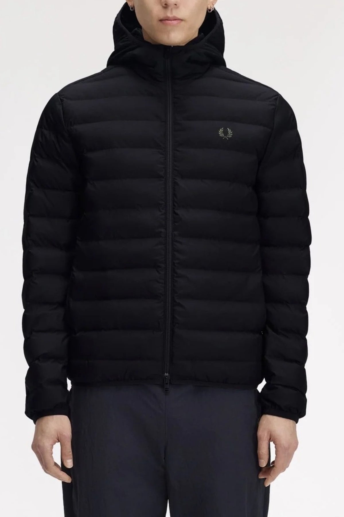 FRED PERRY HOODED INSULATED JACKET J8553FP en color NEGRO (1)