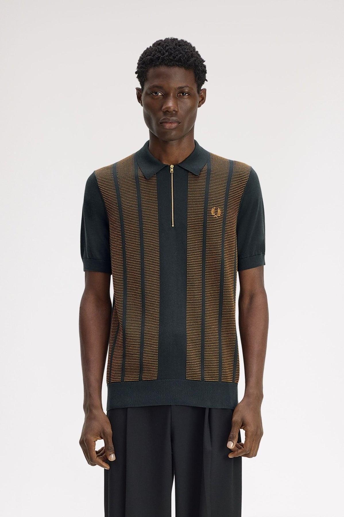 FRED PERRY TEXTURED PANEL KNITTED SHIRT K3306FP en color VERDE (1)