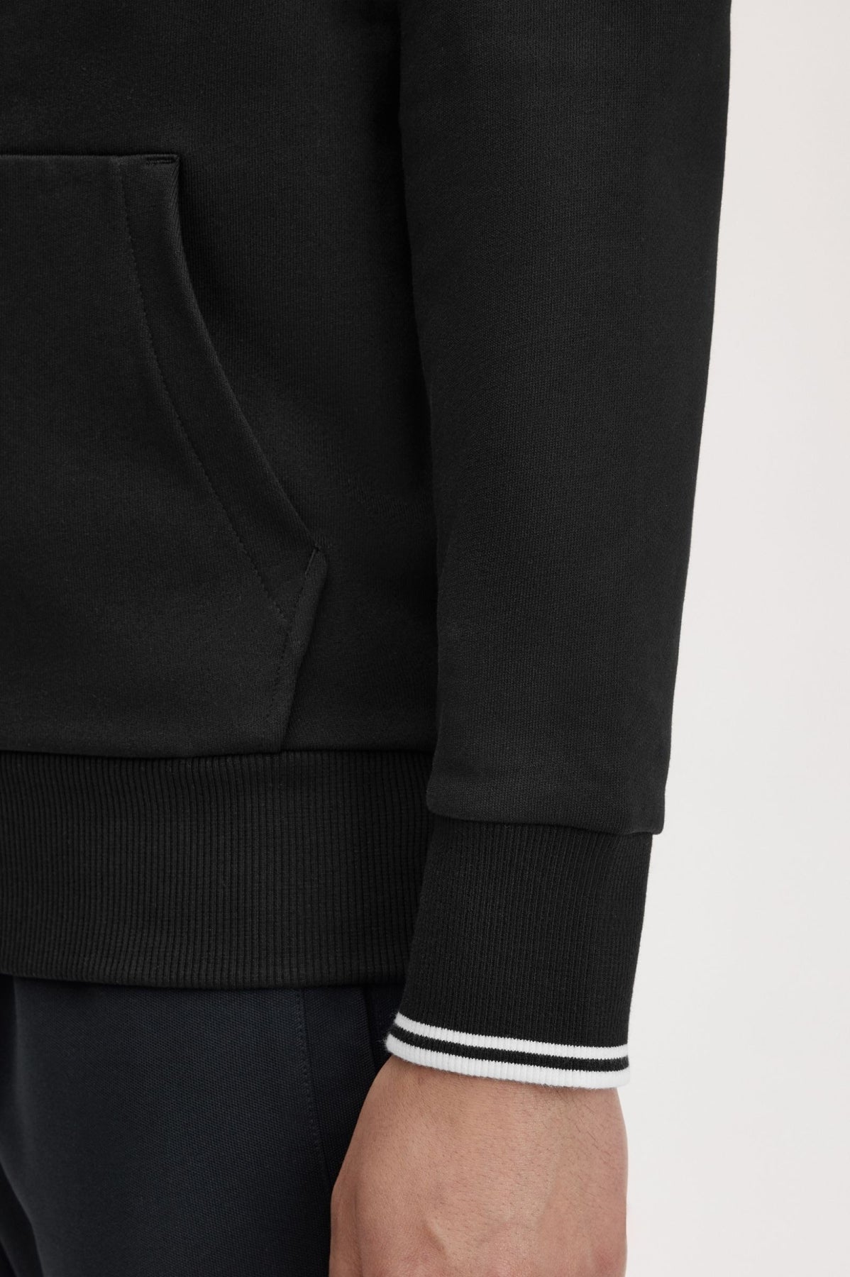 FRED PERRY TIPPED HOODED SWEAT-SHIRT M3492FP en color NEGRO (3)