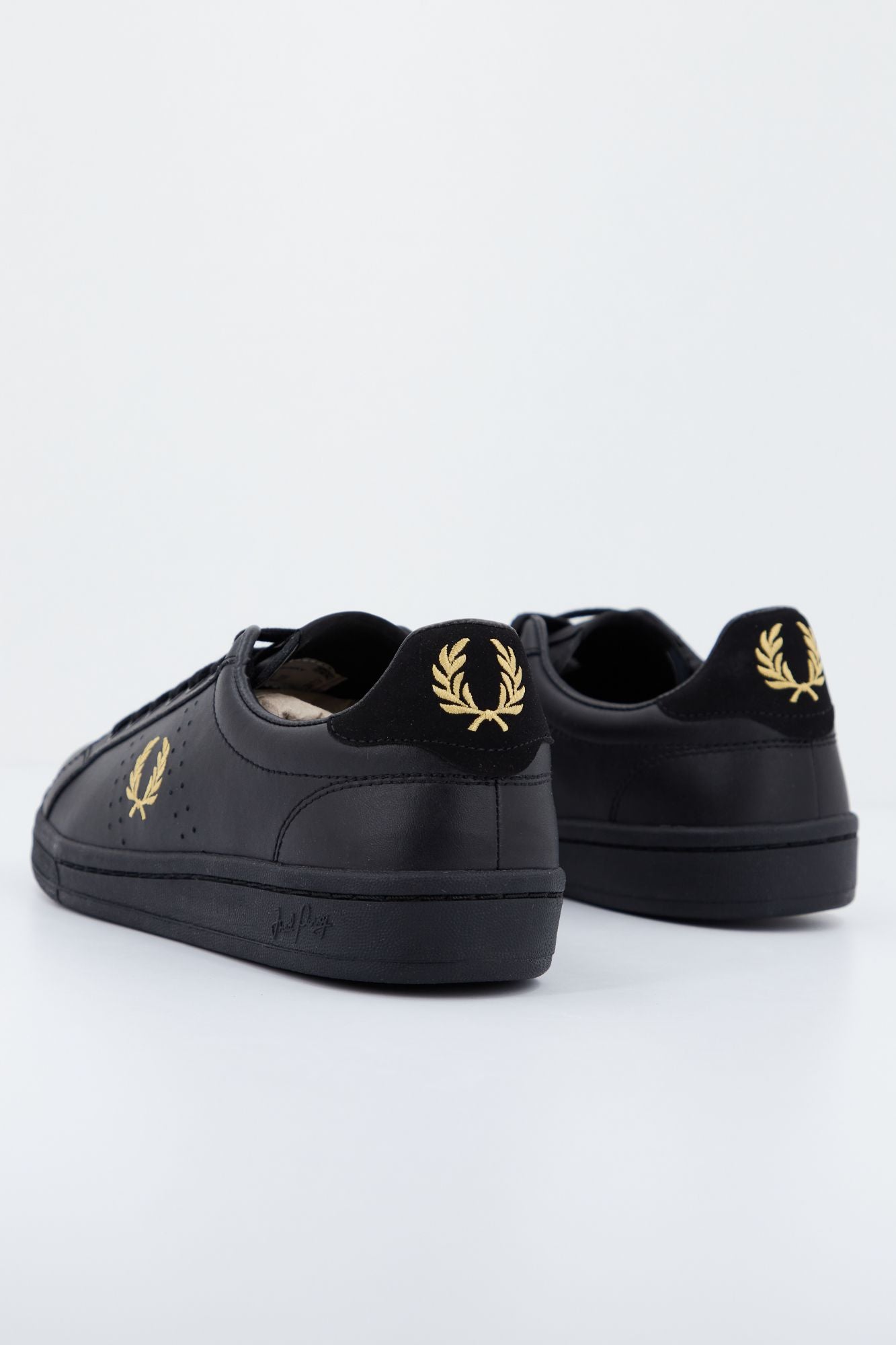 FRED PERRY B721 LEATHER en color NEGRO (3)