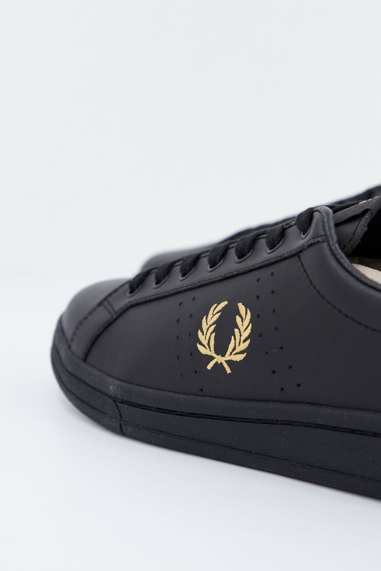 FRED PERRY B721 LEATHER en color NEGRO (4)
