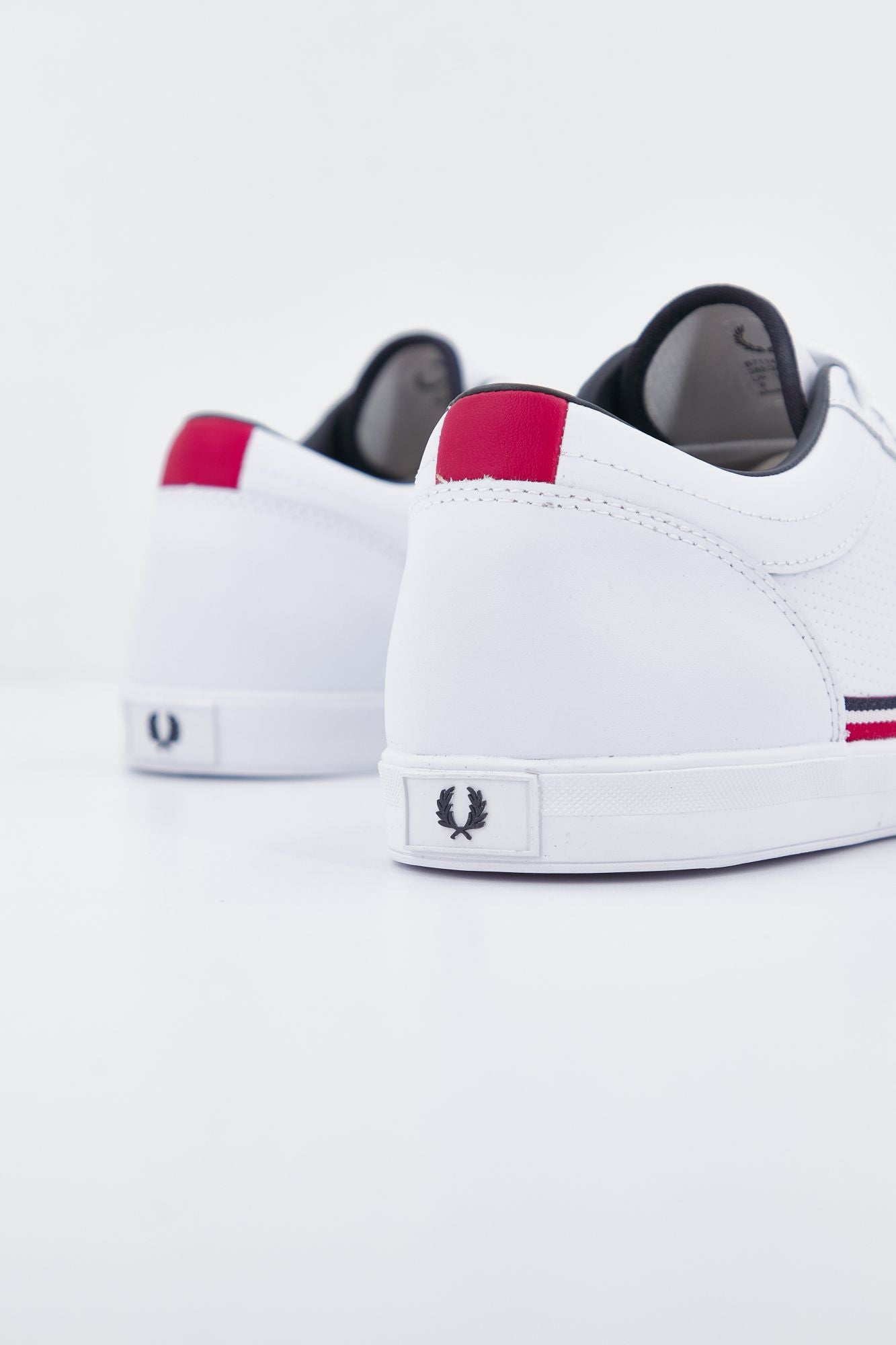 FRED PERRY BASELINE PERF LTHR en color BLANCO (3)