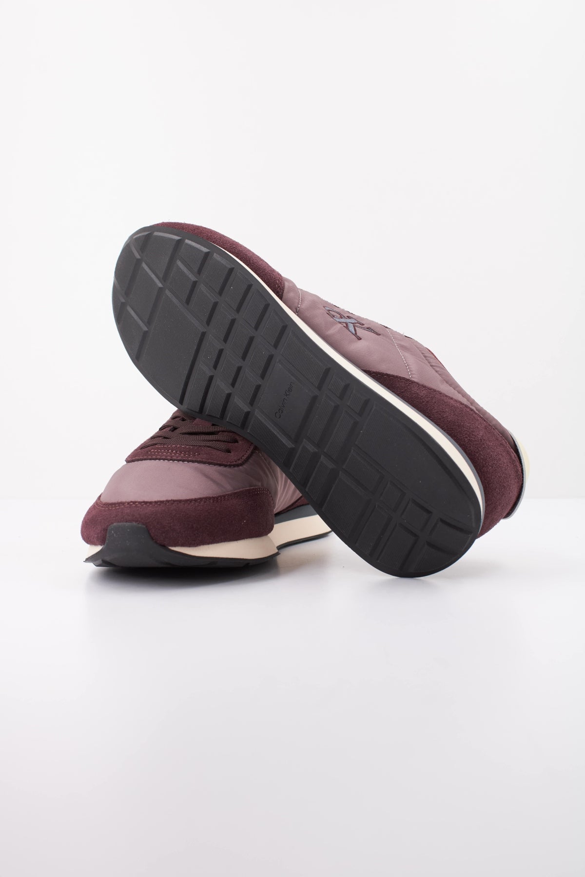 CALVIN KLEIN RETRO RUNNER ESS en color BURDEOS (5)