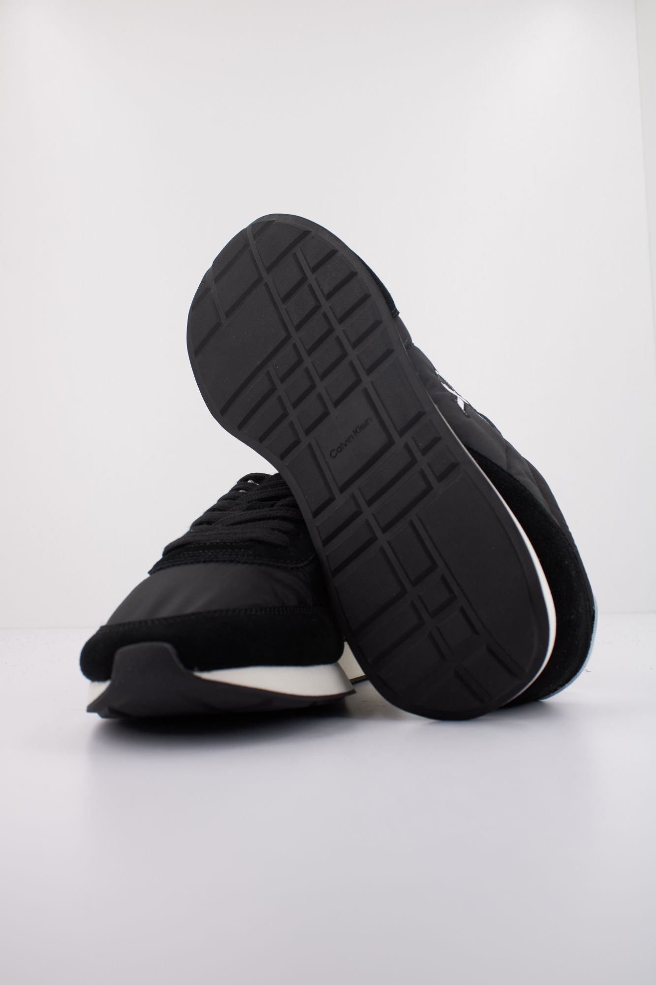 CALVIN KLEIN RETRO RUNNER ESS MIX MAT en color NEGRO (5)