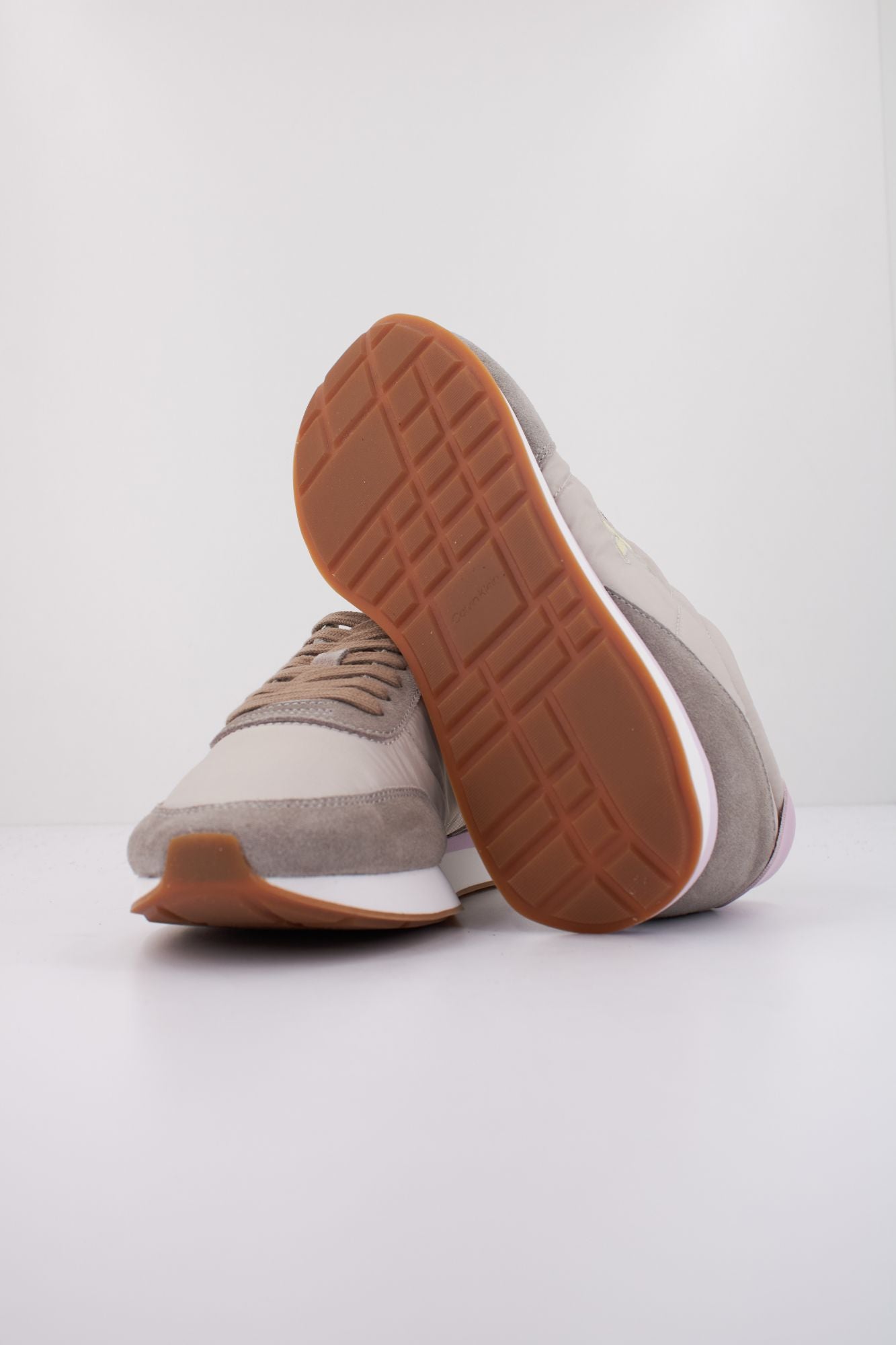 CALVIN KLEIN RETRO RUNNER LACE UP NY en color BEIS (5)