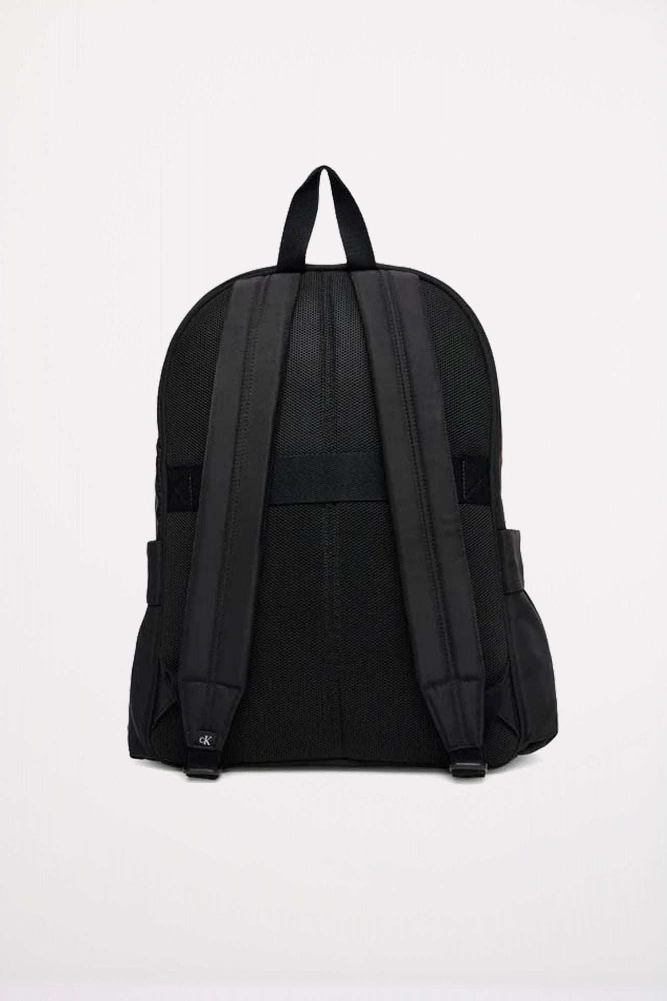 CALVIN KLEIN BOLD ROUND BACKPACK en color NEGRO (3)